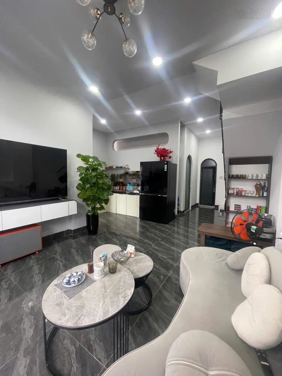 Bán nhà 1 trệt 1 lầu DT 85,6m2 gần chợ Ga Vĩnh Thạnh, nhà đẹp, đường betong 4.5m, giá 2ty580