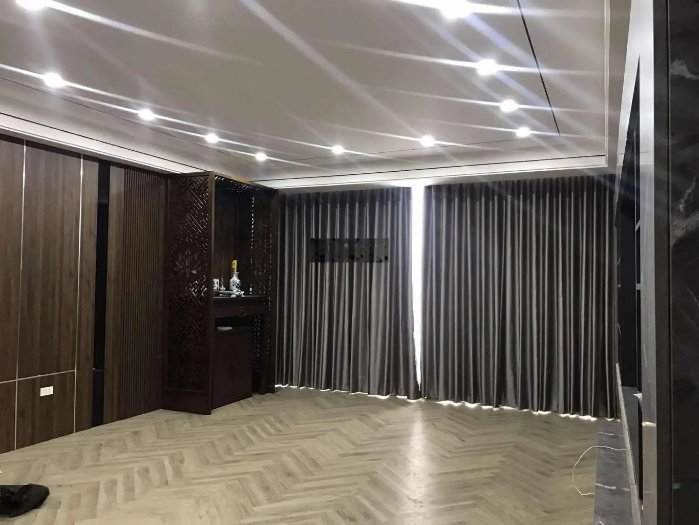 NHÀ LÔ GÓC GARA Ô TÔ THANG MÁY FULL NỘI THẤT Phố Ái Mộ, Long Biên 67m sử dụng 6.5