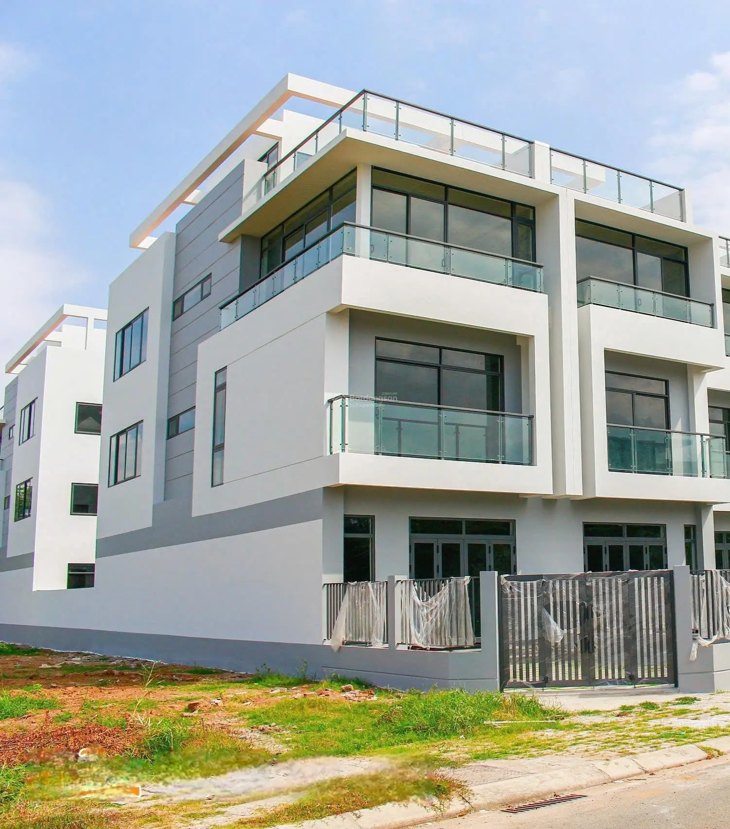 Bán nhà mặt tiền căn góc 5,5x32m, đường 12m KĐT Đông Tăng Long, sổ hồng 173.8m2 đất + nhà 312m2 sàn