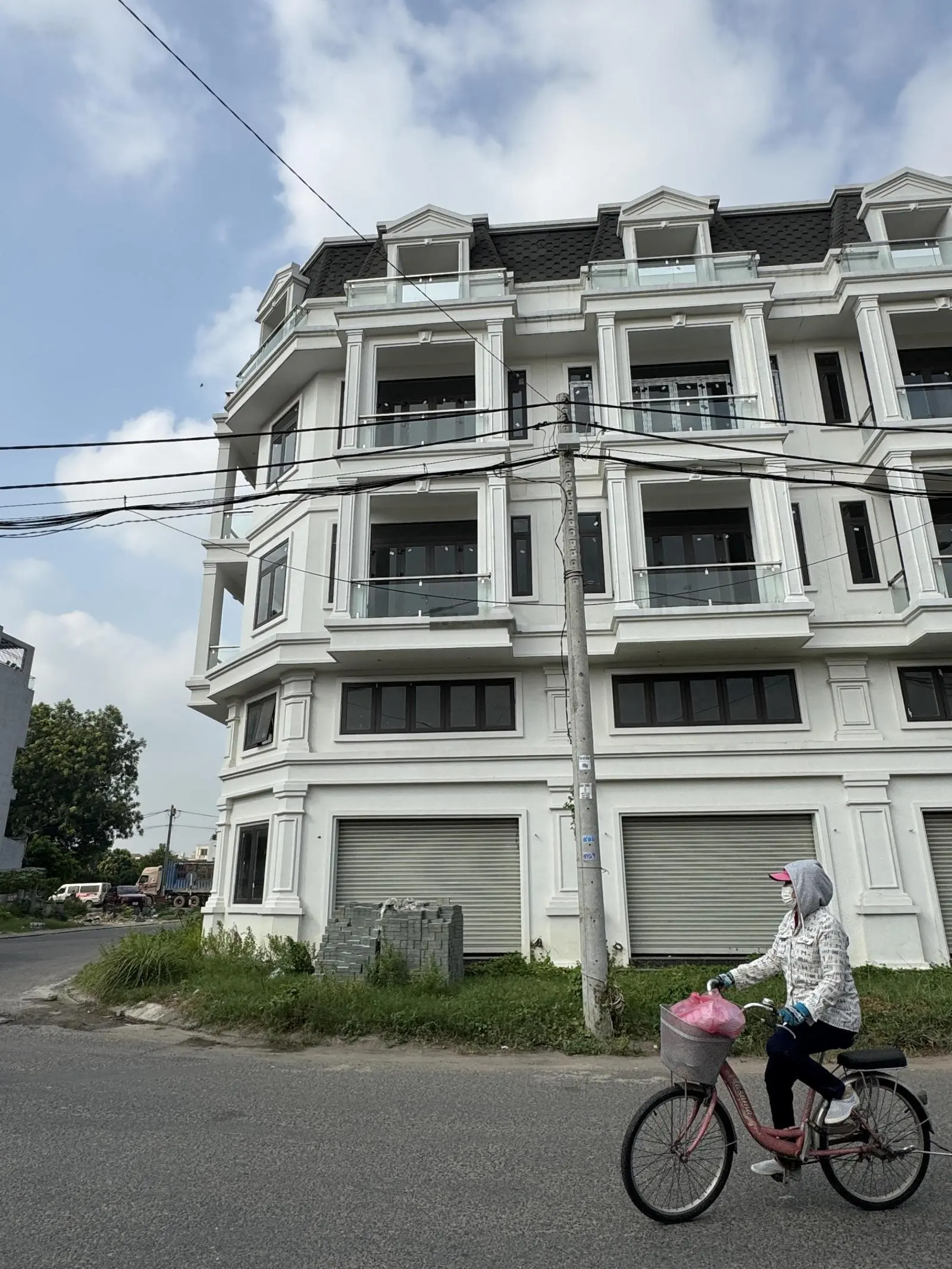 Bán nhà Mặt Phố 400m2, ngay Chợ truyền thống (Chợ An Sương), mới xây 5 tầng, thiết kế rất hiện đại