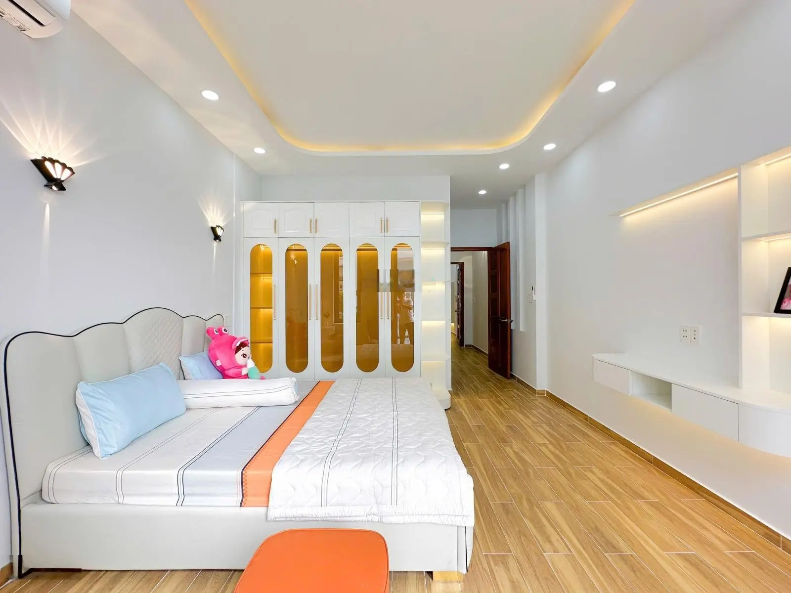 Bán nhà sổ riêng 58,9m2 xây dựng 4 tầng full nội thất gần sát Quận 7 chỉ 300m