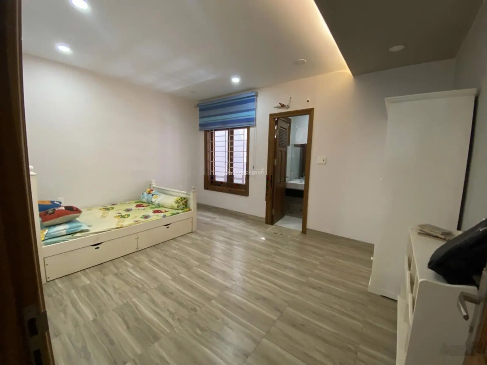 Nhà 4 tầng gần biển. Đường rộng 20m