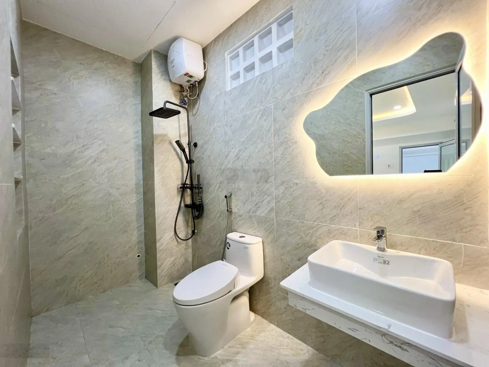 Nhà đẹp trung tâm Đà Nẵng 3 tầng ô tô vào đậu trước nhà. Nội thất vip. Chỉ hơn 4 tỷ