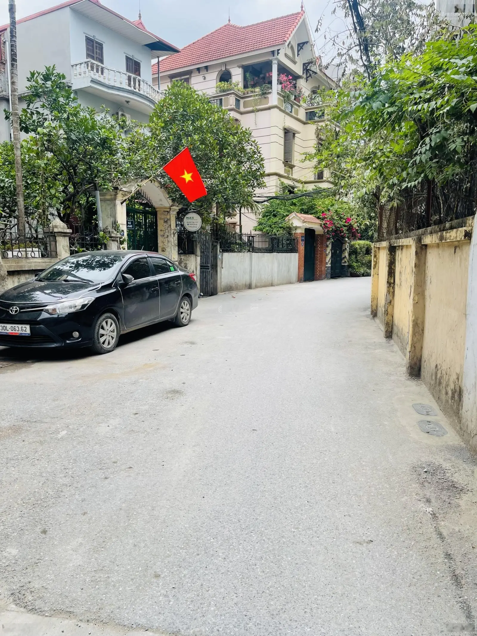 Tân Phong -Bắc Từ Liêm -Dân Xây Cực Kỳ Chắc Chắn DT 70m .Ngõ Rộng Ô Tô Nhỏ Đỗ Cửa 10m.9,3 Tỷ