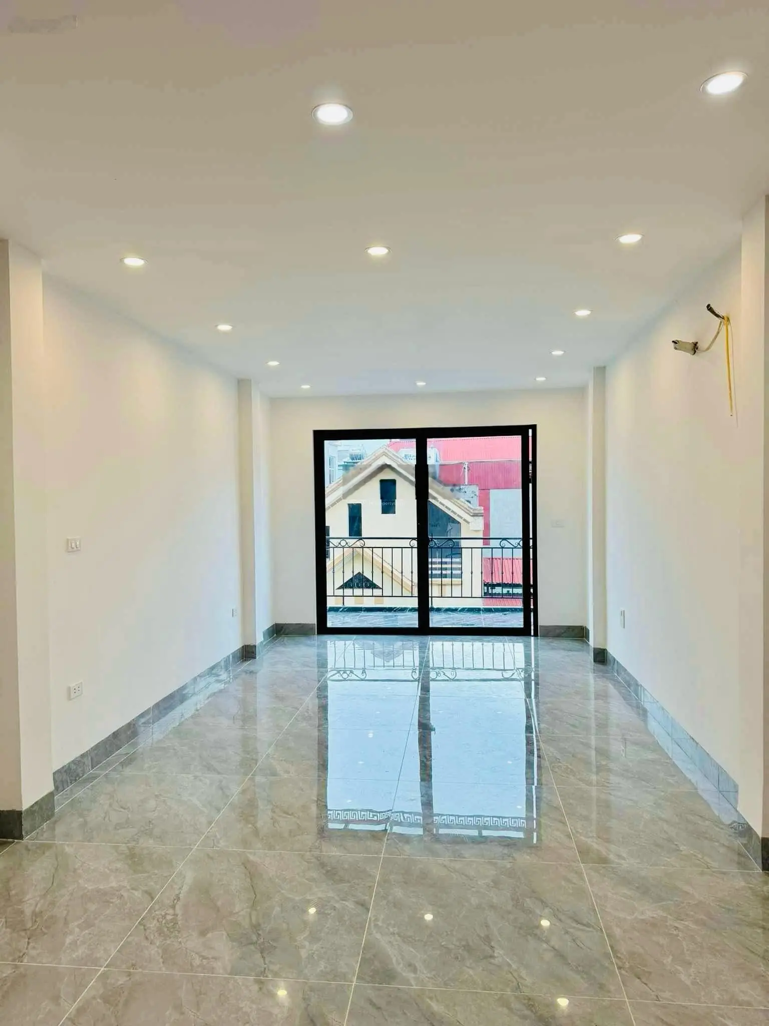 Bán Nhà 310Nghi Tàm 35m2, 5Tầng Thang Máy Nở Hậu Giá 7,3 Tỷ Đg ÔTô Đỗ Cửa