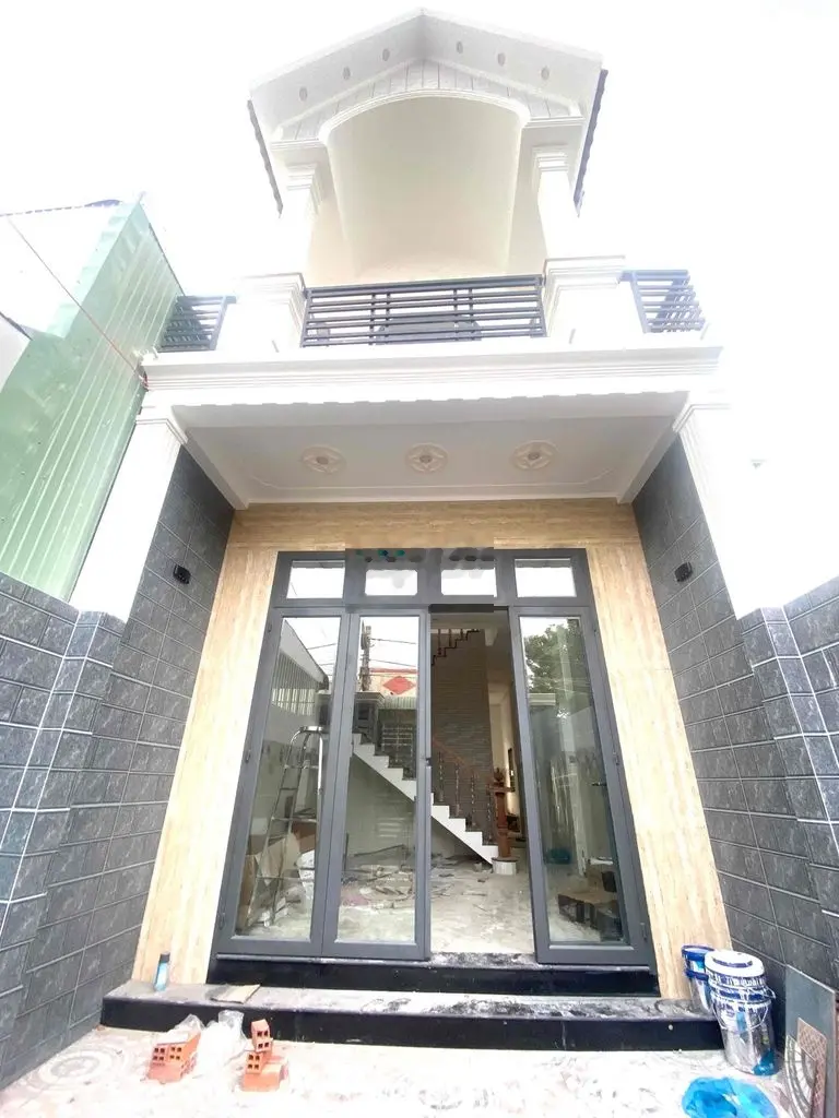 BÁN NHÀ LẦU MỚI 100% DIỆN TÍCH RỘNG CÓ SÂN ĐẬU OTO SỔ HỒNG HOÀN CÔNG