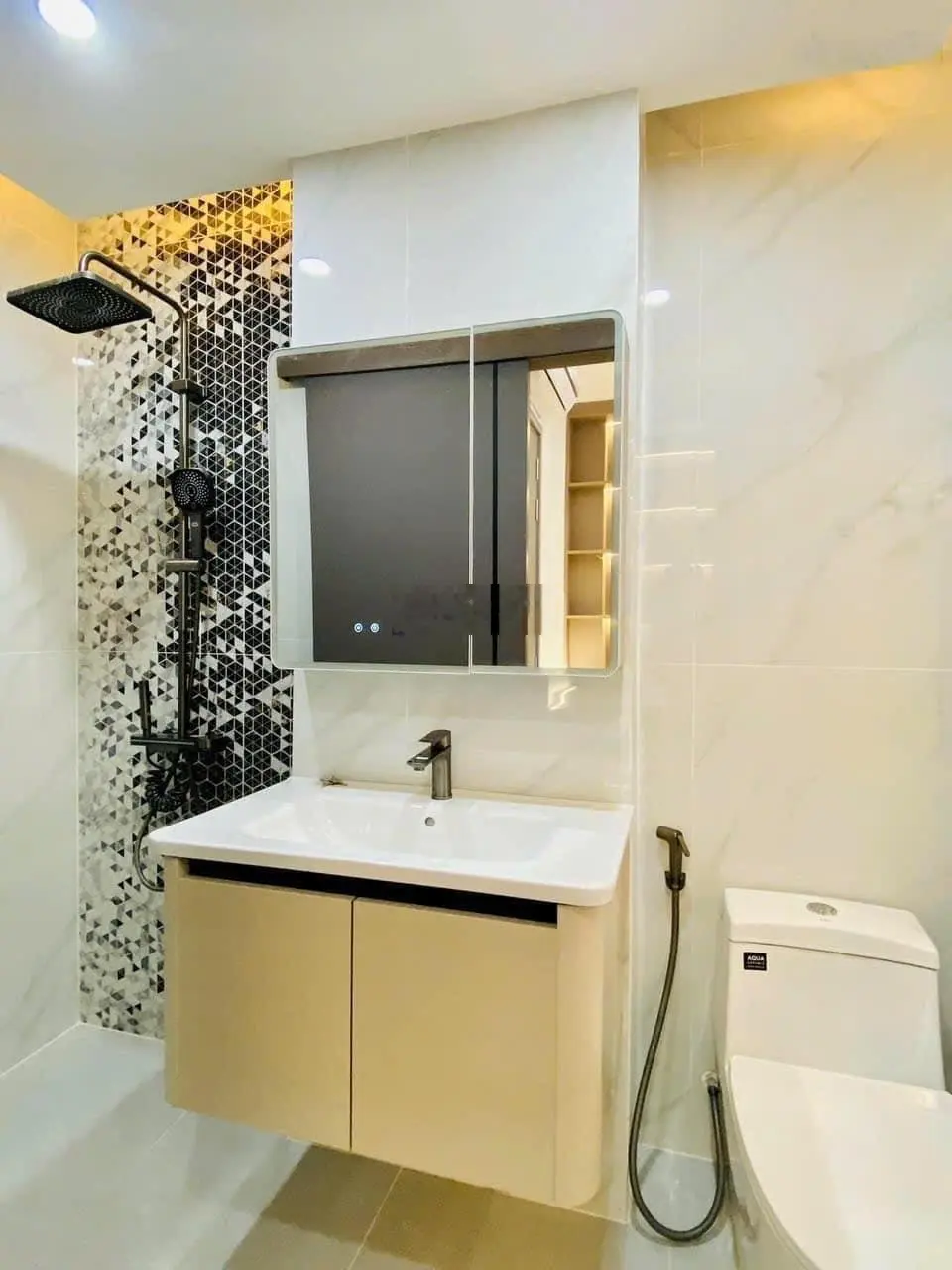 Bán gấp căn nhà Hậu Giang, p.6, Quận 6. Giá 2,99 tỷ, DT 56m2, LH Như 0766372453, đường hẻm xe hơi