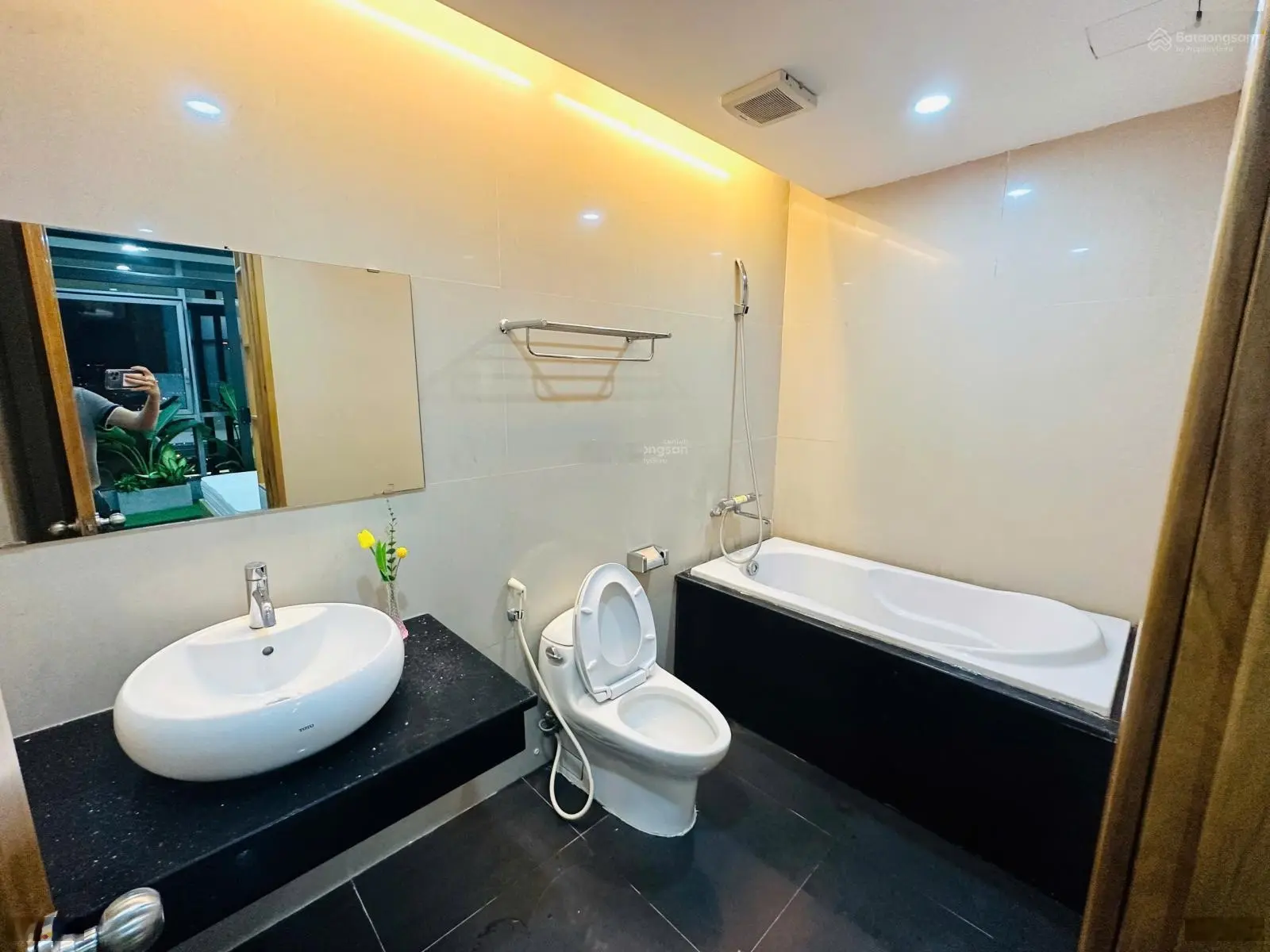 Nhà mình còn căn hộ 75m2 thiết kế 2 ngủ ở toà Eco life- Tố Hữu muốn bán luôn. Lh 0963 627 ***