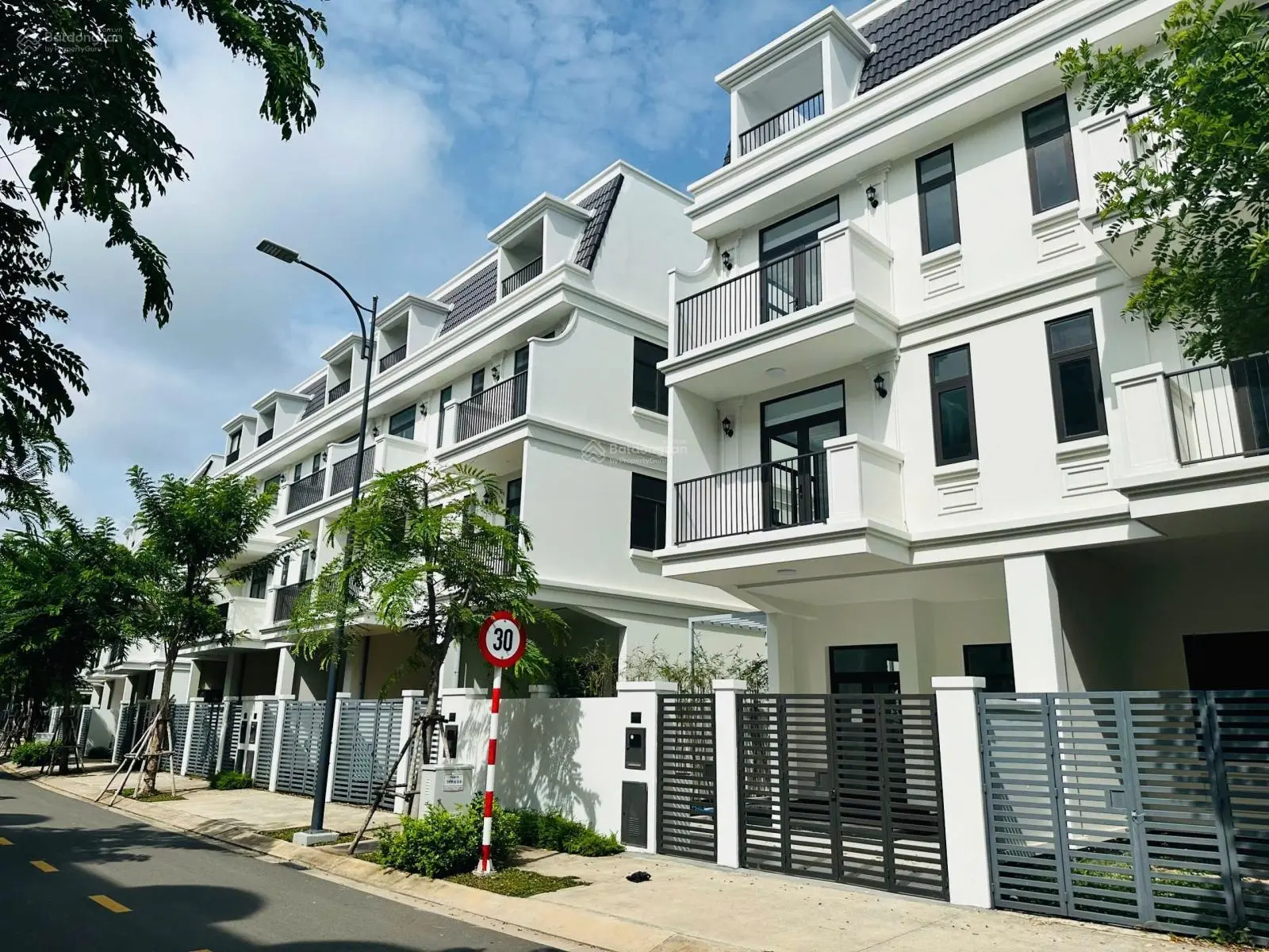 Nhà phố LK9, 87m2, xây dựng 5x13m, giá 5,5 tỷ, bao hết thuế phí