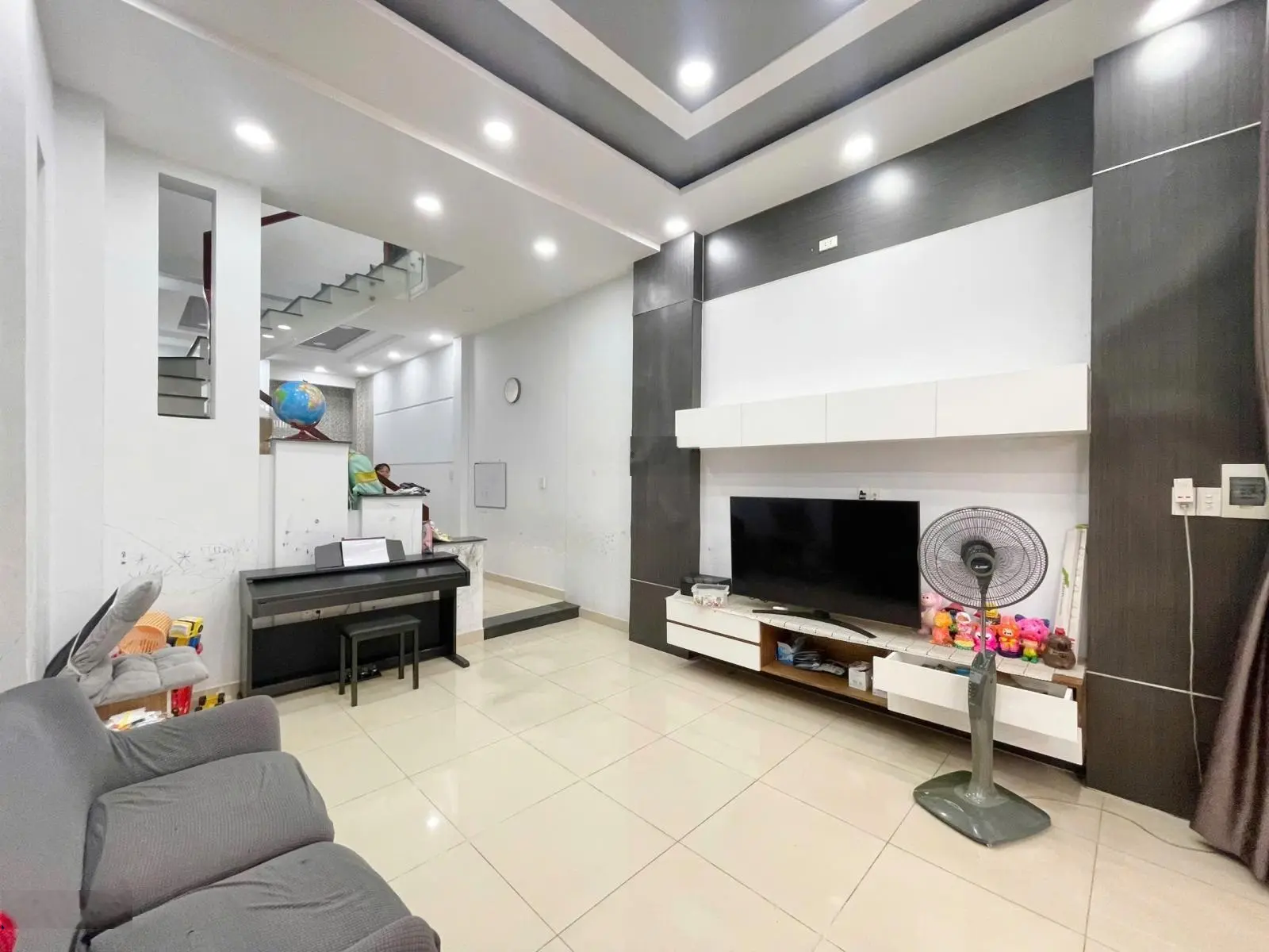 Bán nhà đường Quốc lộ 13, Phường Hiệp Bình Phước. Hẻm xe hơi, nhà 1 trệt 2 lầu có 4PN 4WC