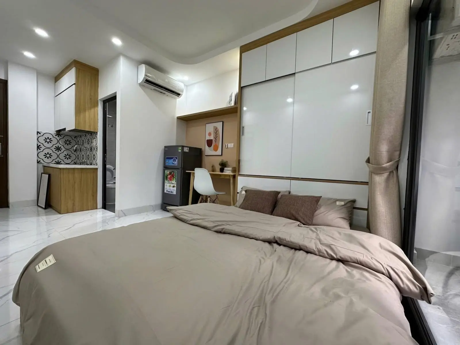 Tòa căn hộ dịch vụ cao cấp 8 tầng - lô góc 2 thoáng - dòng tiền 2,1 tỷ/năm - 15m ra ô tô tránh.
