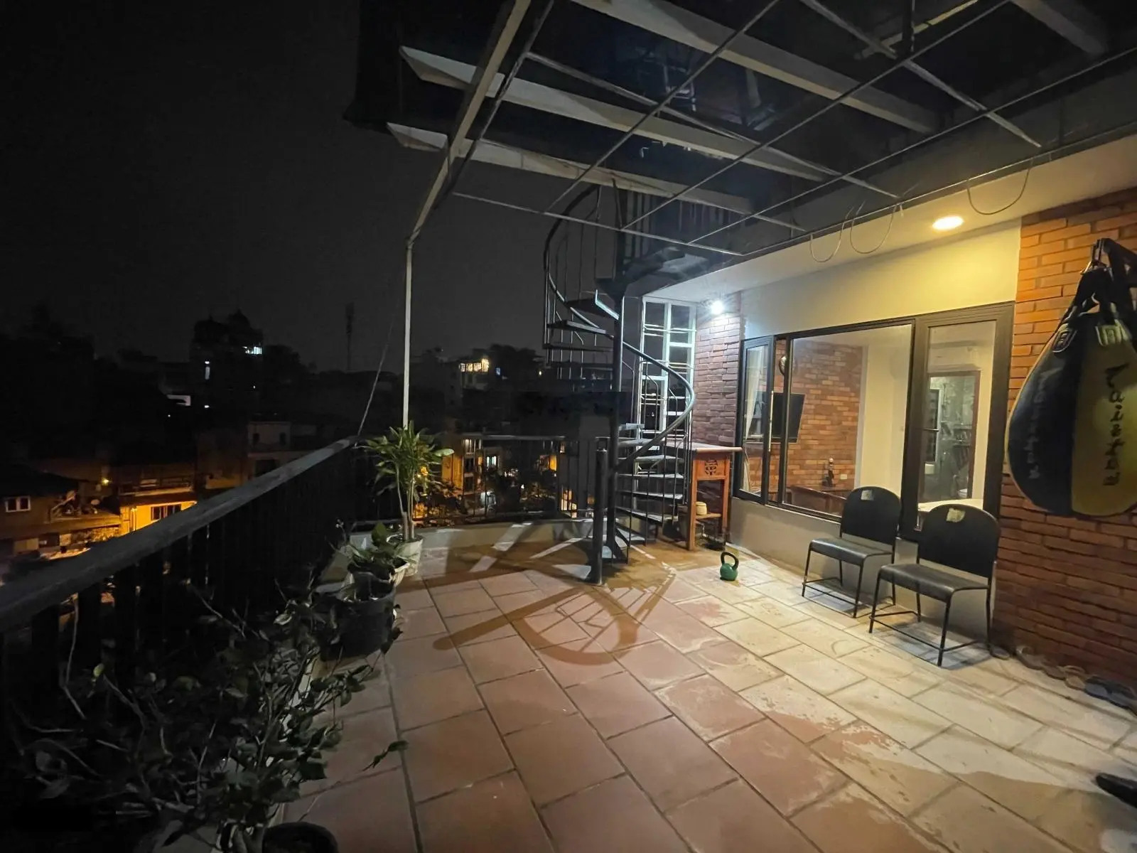 Tòa nhà bán ở mặt hồ 6 tầng tuyệt đẹp xe hơi đỗ thoải mái, vỉa hè rộng thanh bình và lãng mạn