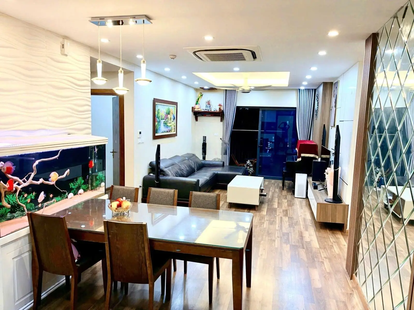 Chính chủ bán căn 2 ngủ 30 Phạm Văn Đồng. Giá 4 tỷ DT 70m2 và 2 VS. LH 0978 965 *** Mr Thành