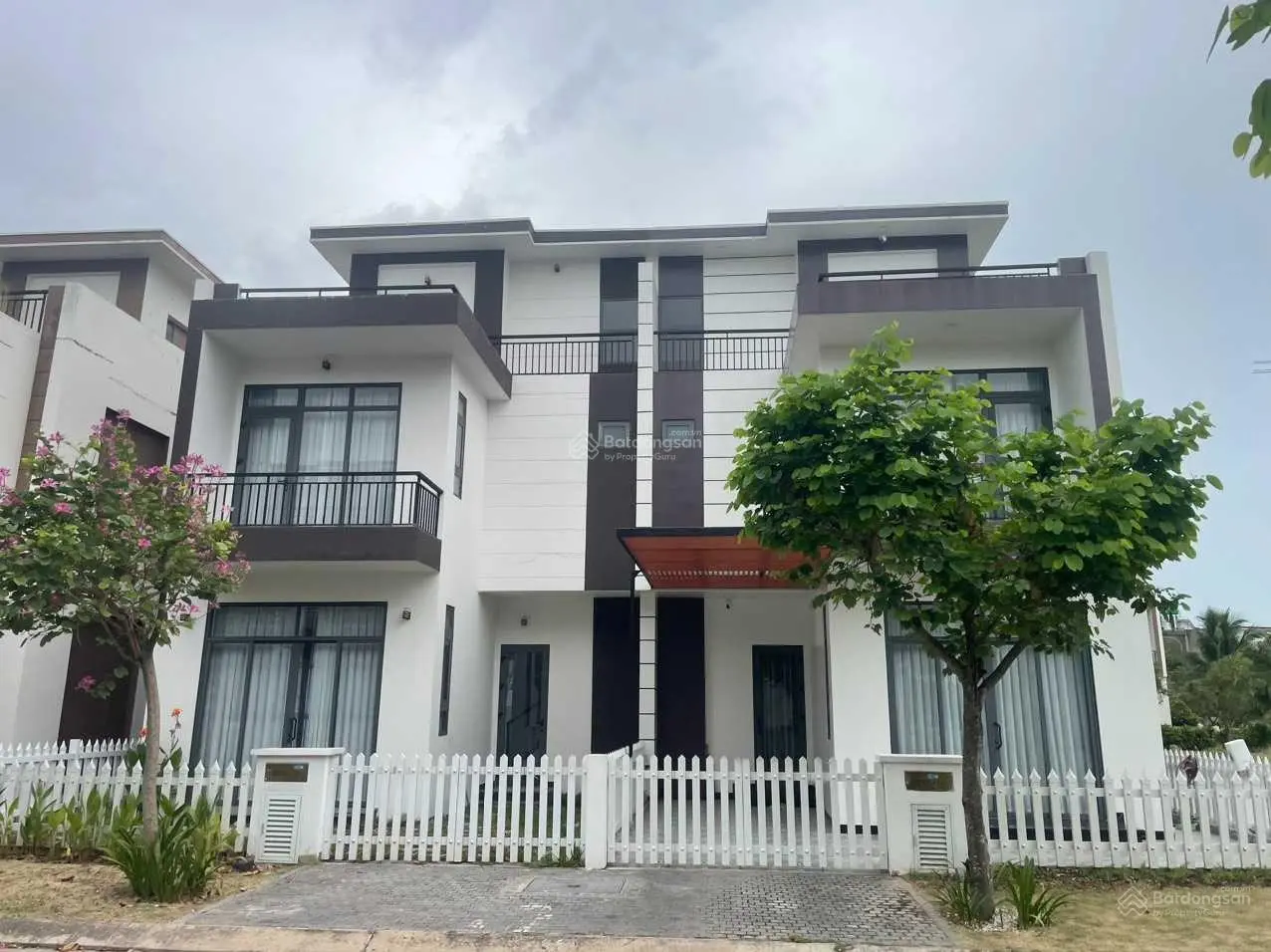 Bán Biệt Thự 8x14m , sổ hồng hoàn công , ngay TT Bến Lức , giá 2.5 tỷ LH 0964 473 ***
