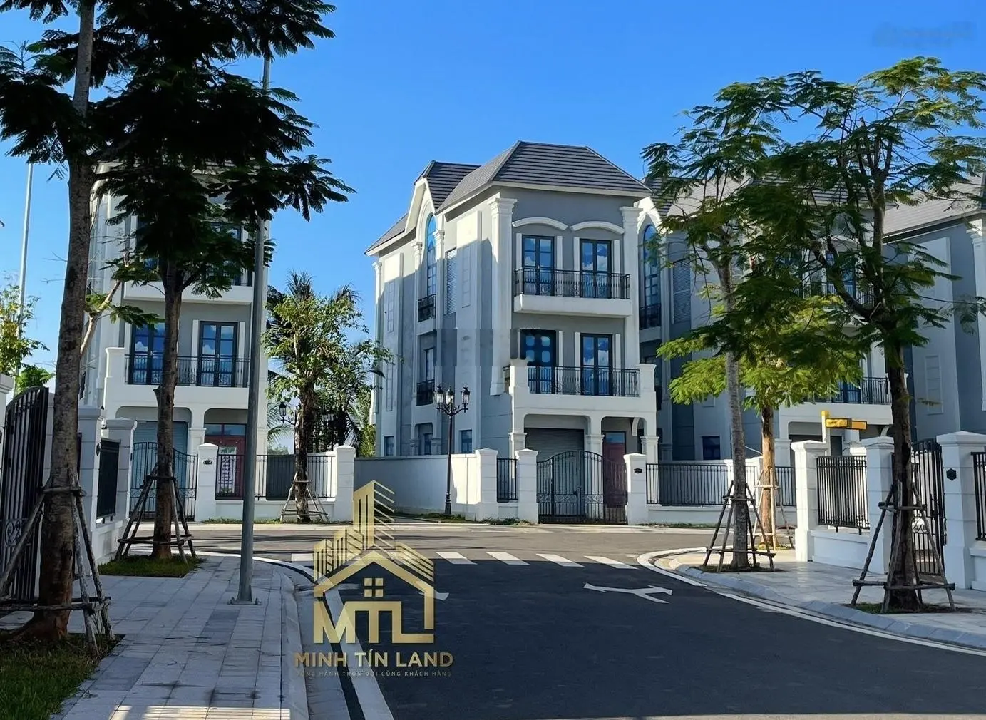 Bán căn nhà phố hoàn thiện cơ bản, sẵn hợp đồng thuê chỉ 17 tỷ, có sổ hồng tại Vinhomes Grand Park