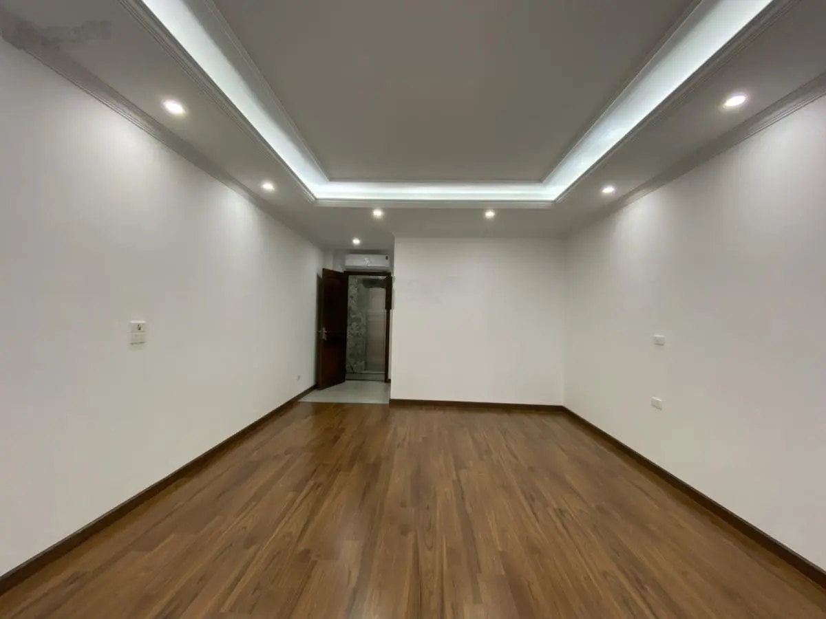 Bán Gấp nhà phân lô Đường 800A cầu giấy víp 50m2 x 8 tầng mặt tiền 4,5m ô tô vào nhà