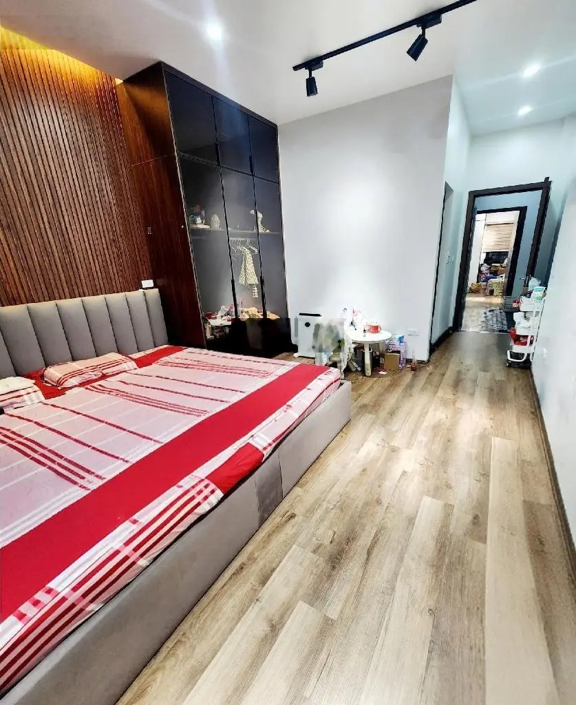 Vị trí đẹp phân lô quân đội ô tô đỗ cửa - gara 7 chỗ vào nhà - 5 tầng thang máy- hbt