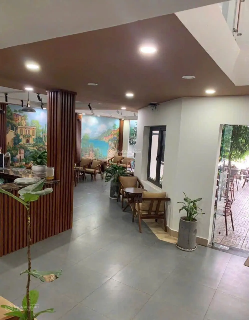 Mặt tiền Lã Xuân Oai. DT: (10x15)m=150m2, đoạn gần Lê Văn Việt. Sẵn nhà 2 tầng, đang cho thuê