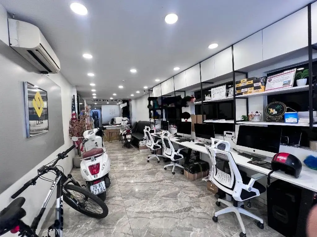 Đường xe hơi - cách MT 3 căn (51m2 - 5 tầng) Nguyễn Thị Minh Khai