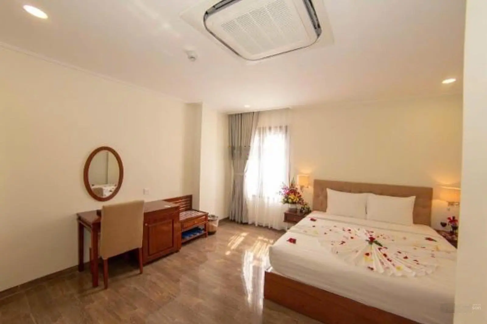 Cần bán khách sạn 7 tầng khu Quân Trấn (khu phố Tây sầm uất) - Giá chỉ 17tỷ (thương lượng)