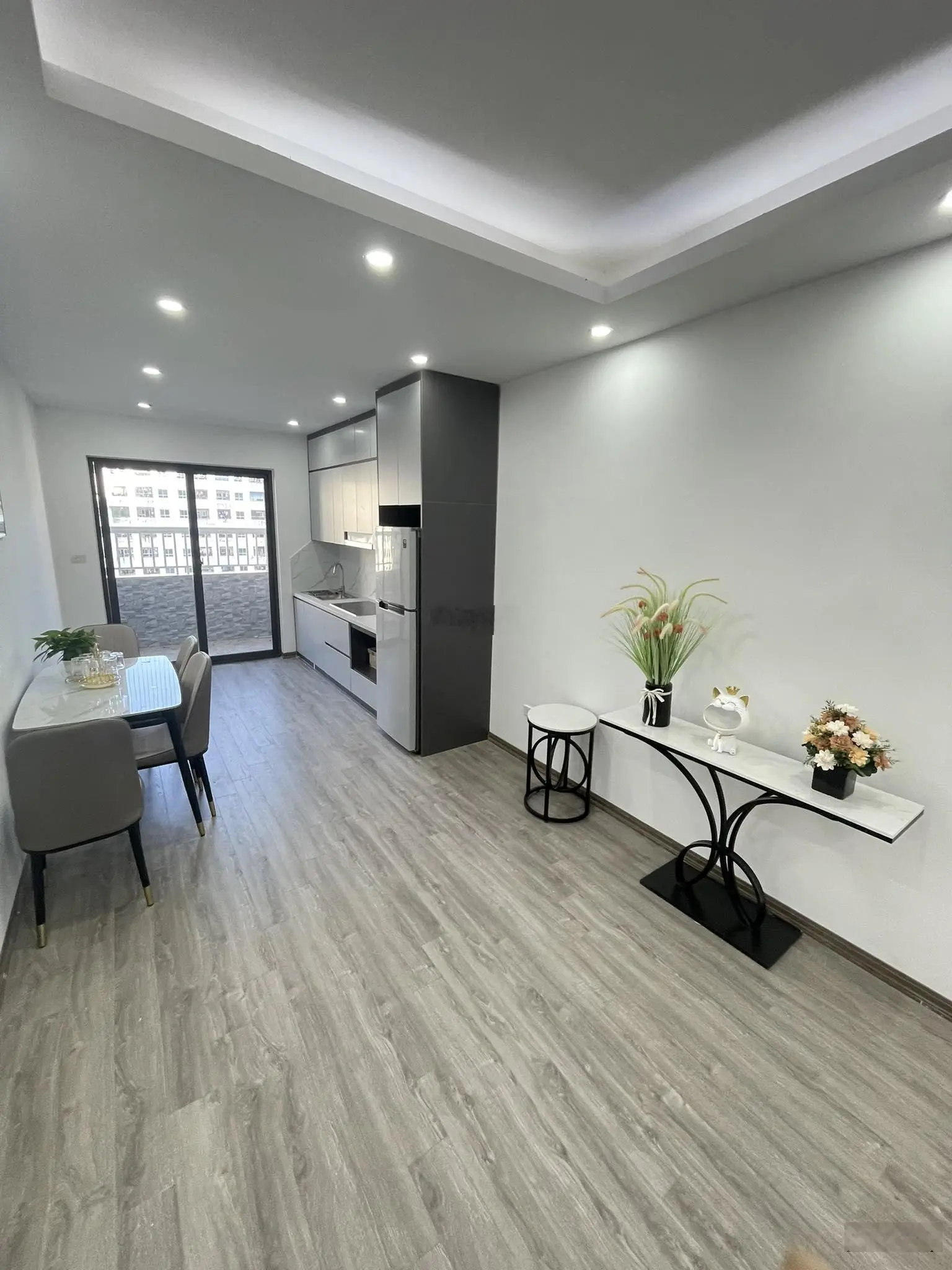Chính chủ cần bán gấp căn hộ 2 phòng ngủ 71m2 full nội thất siêu đẹp view hồ giá tốt LH 0965 289 ***