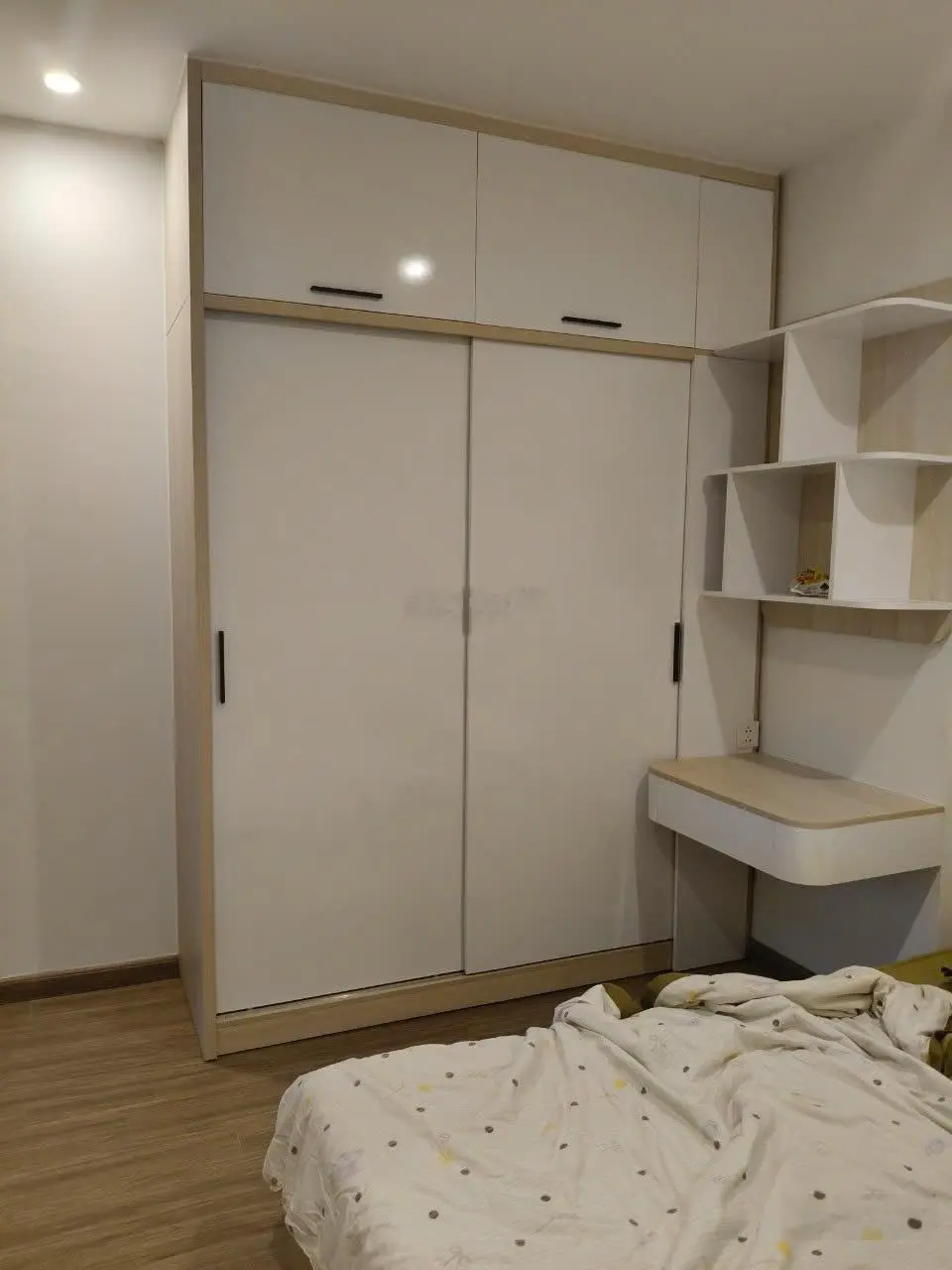 Chính chủ cần bán căn 2N2VS 53m2 full đồ , toà P1 tầng trung hướng tây nam view bể bơi,quảng trường
