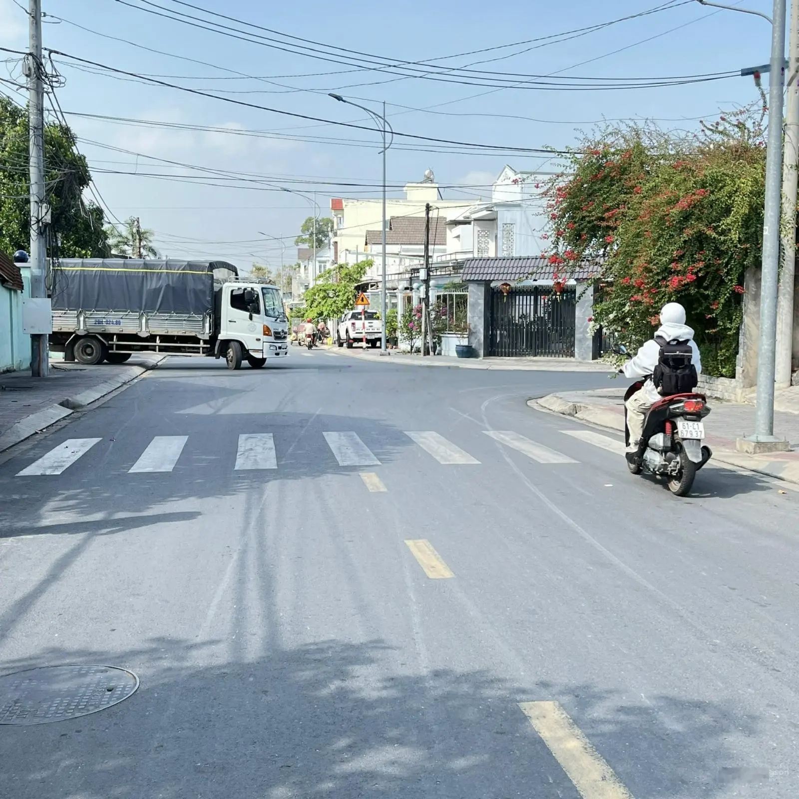 Bán Nhà 3 Lầu Hoàn Công 12pn full Nội Thất Cao Cấp Trung Tâm Tp Thuận An Bình Duong