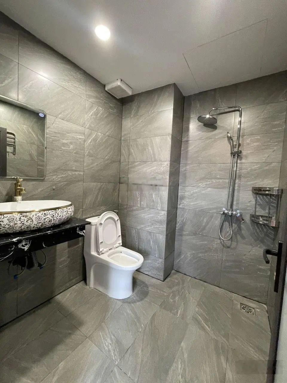 Nhà gần bệnh viện Phương Đông, diện tích 30m2, 5 tầng, mặt tiền 5.23m. Mặt tiền thoáng mát