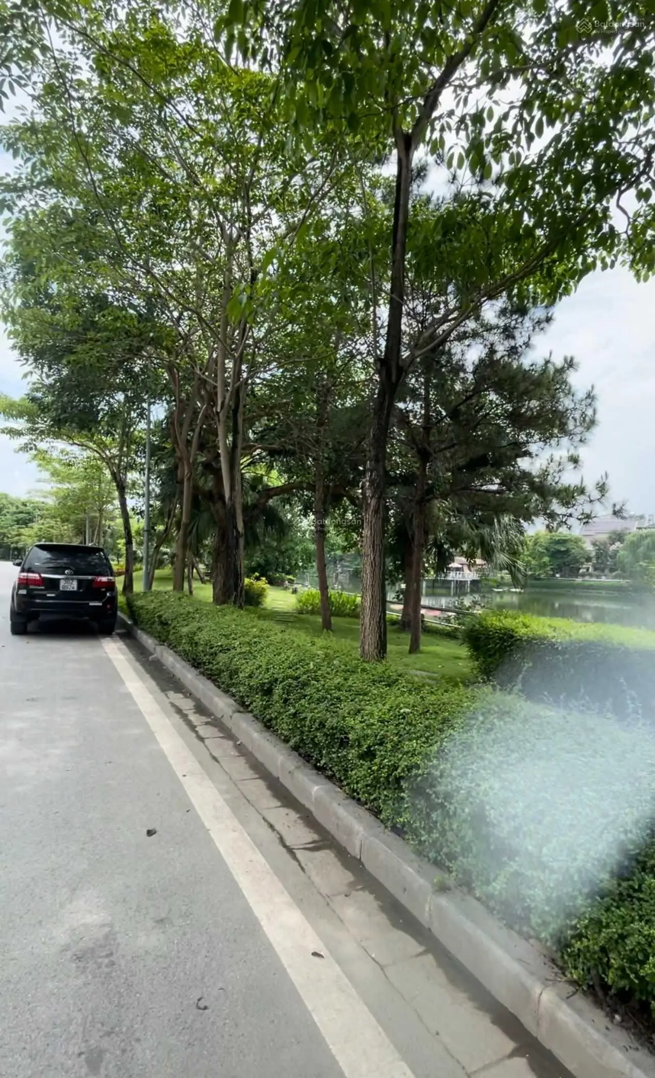 Bán biệt thự mặt hồ Viglacera Xuân Phương, 200m2, mặt tiền 12m, gồm 3 tầng 1 tum căn víp 0989 031 ***