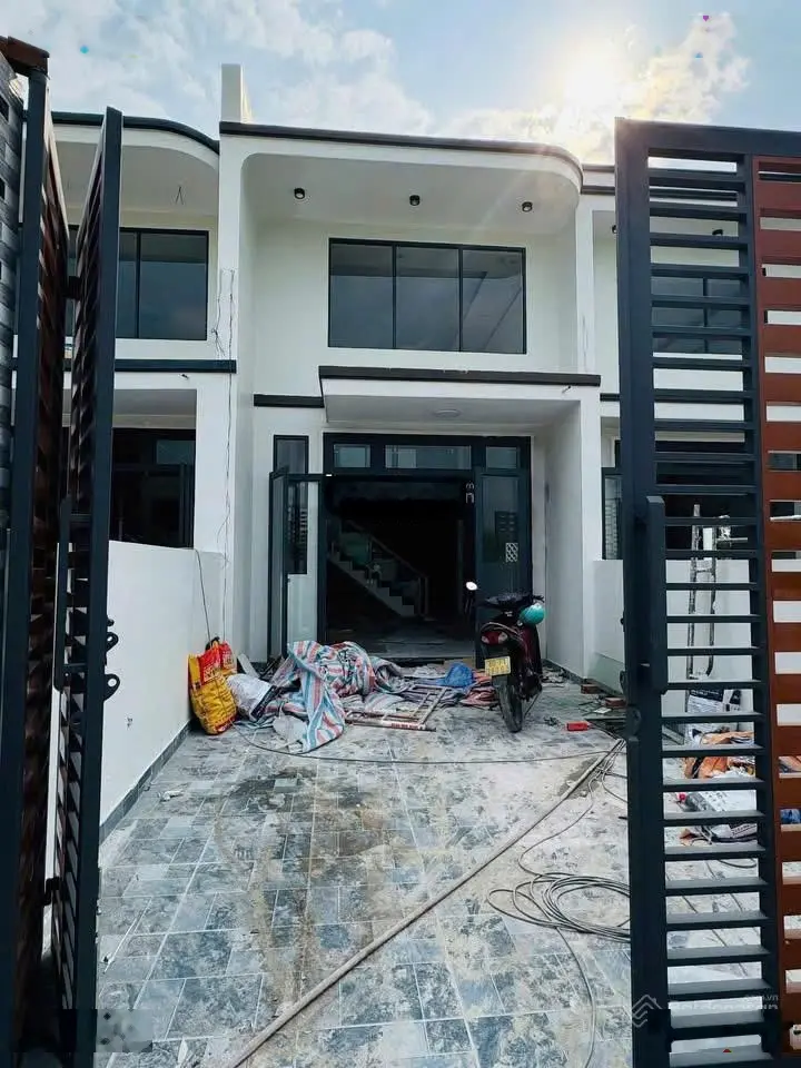 Cần tiền bán nhà giá rẻ với trả trước 699tr, sổ riêng thổ cư, gần BigC Dian Bình Dương