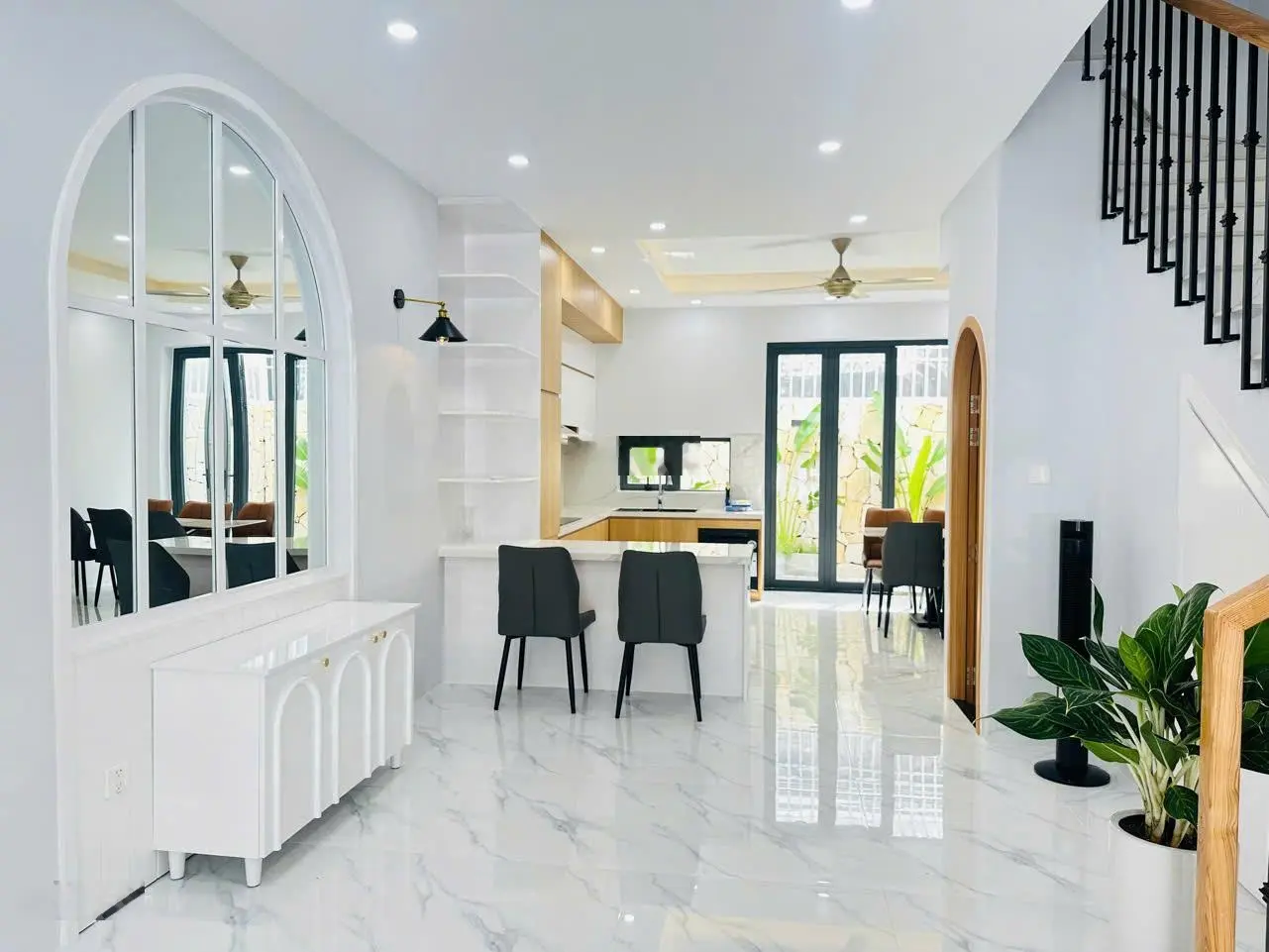 Nhà đẹp tại KDT Mỹ Gia Capella Nha Trang gần hồ bơi và có dòng tiền cho thuê sẵn