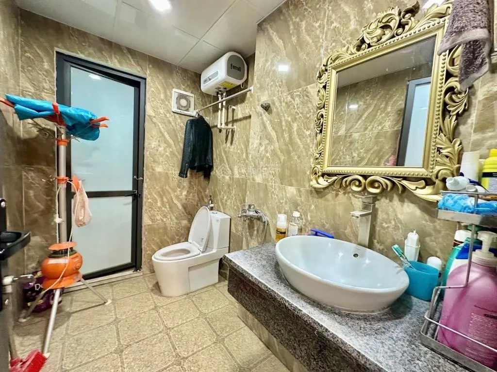 Nhà đẹp ô tô đỗ vào nhà viw hồ thoáng sáng giá hấp dẫn. Gần hồ linh Quang