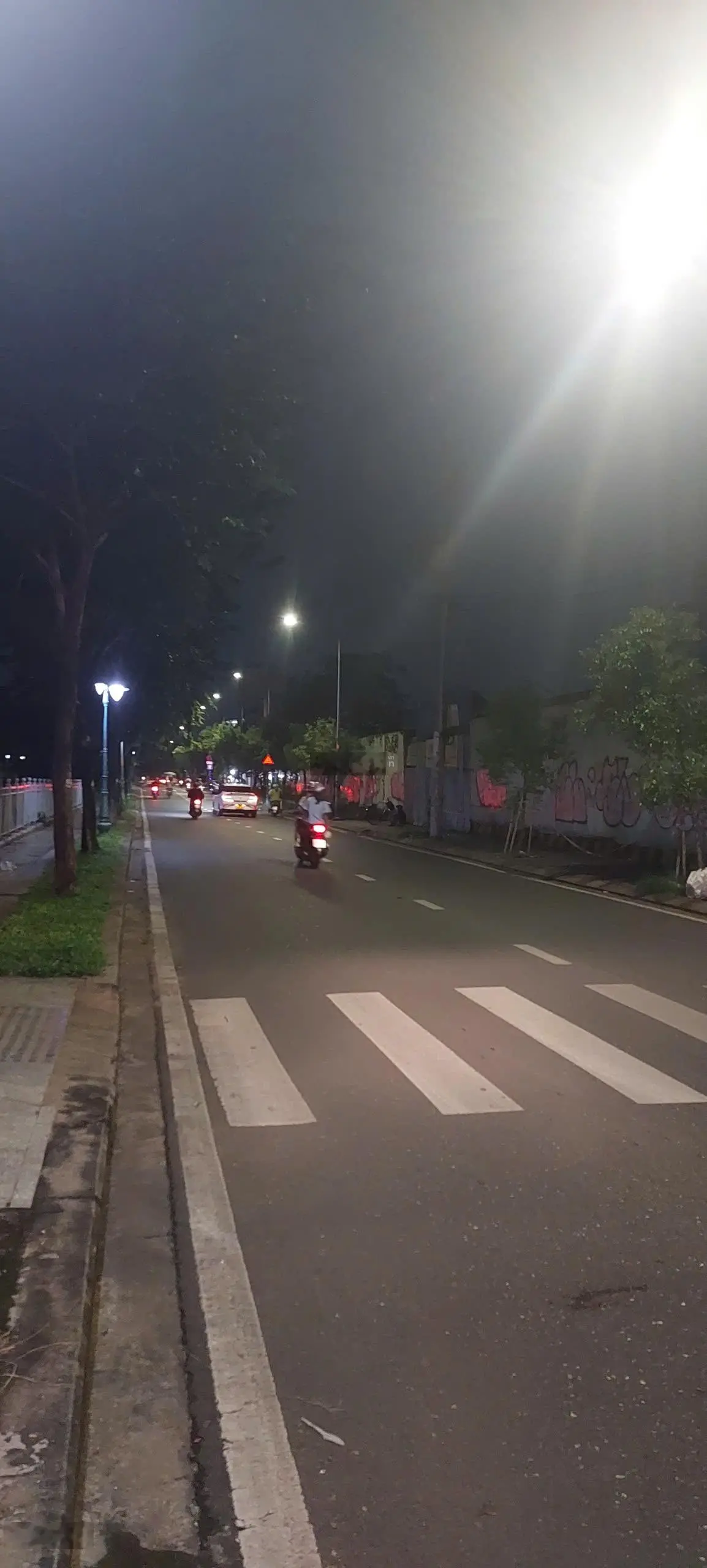 Bán đất lớn. CN: 3850m2. 3 mặt tiền đường Kênh Tân Hoá. DT: 39x100m. Giá: 250 tỷ còn thương lượng