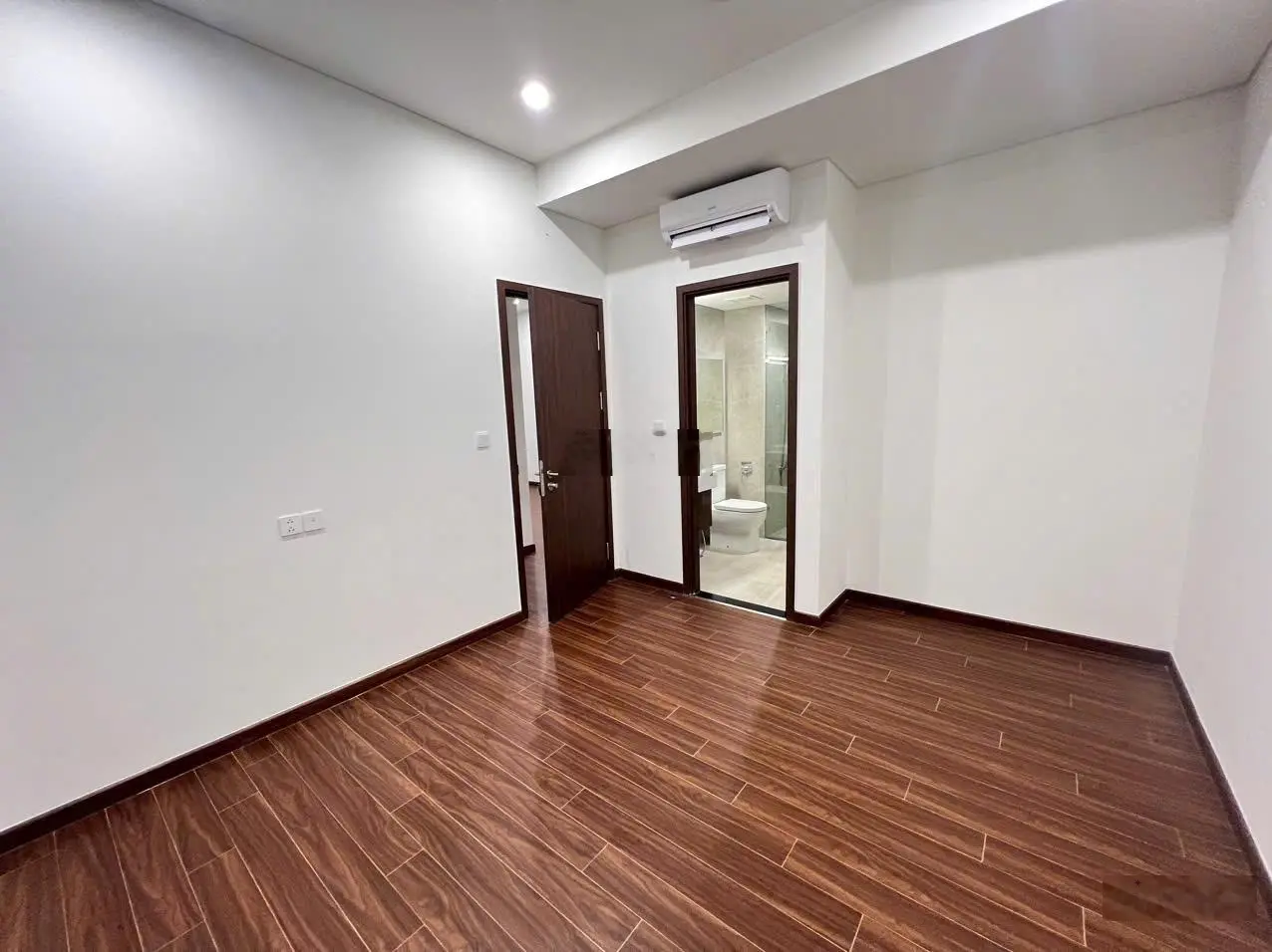 Bán nhanh căn hộ Masterise 2PN 62m2 mới tinh vừa nhận bàn giao, view nội khu hướng ĐN. Giá chỉ 4 tỷ