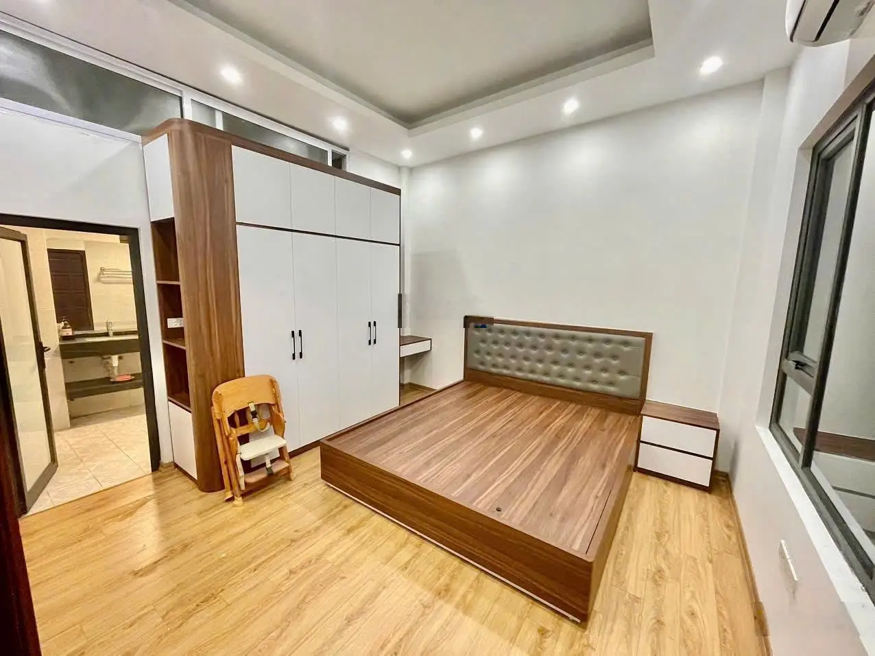Bán nhà ngõ 61 Giang Văn Minh, thông Đội Cấn 36m2x5T, MT4.5m, nhà mới full NT, gần phố, bãi ôtô