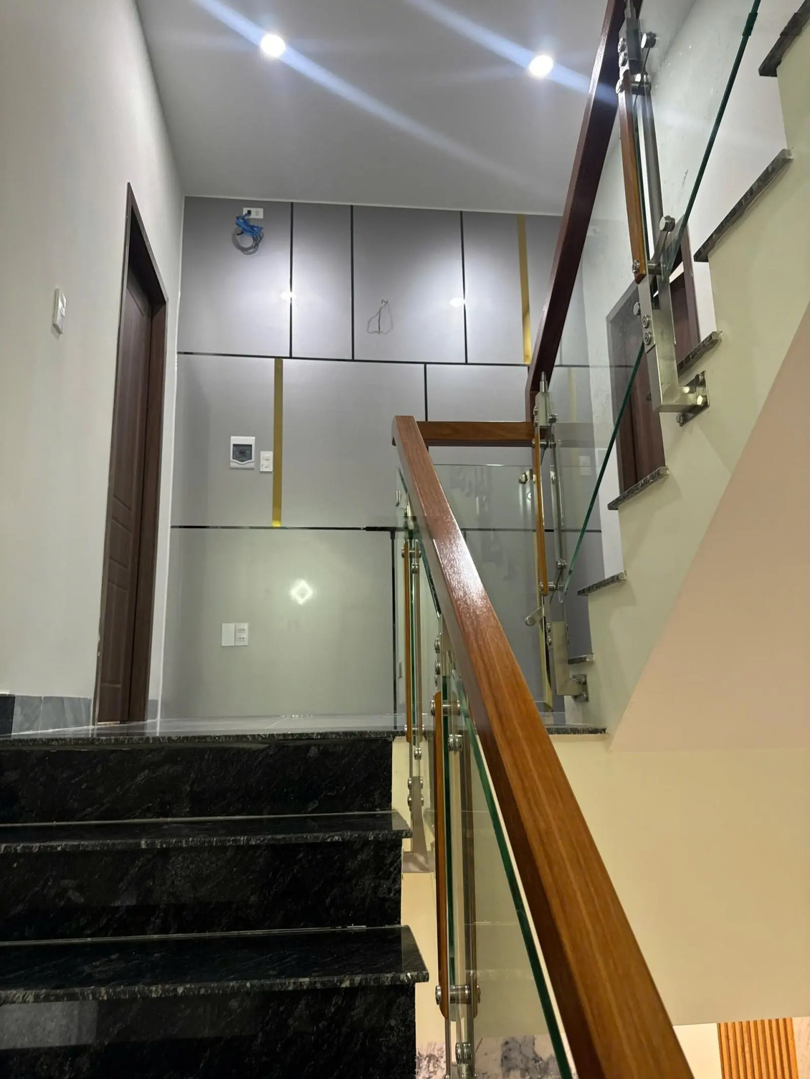 Chỉ 3,8 tỷ/nhà 4pn, 4wc, DTSD 192m2, sổ sẵn. Full nội thất như hình, ở Thuận An. LH: 0906663528