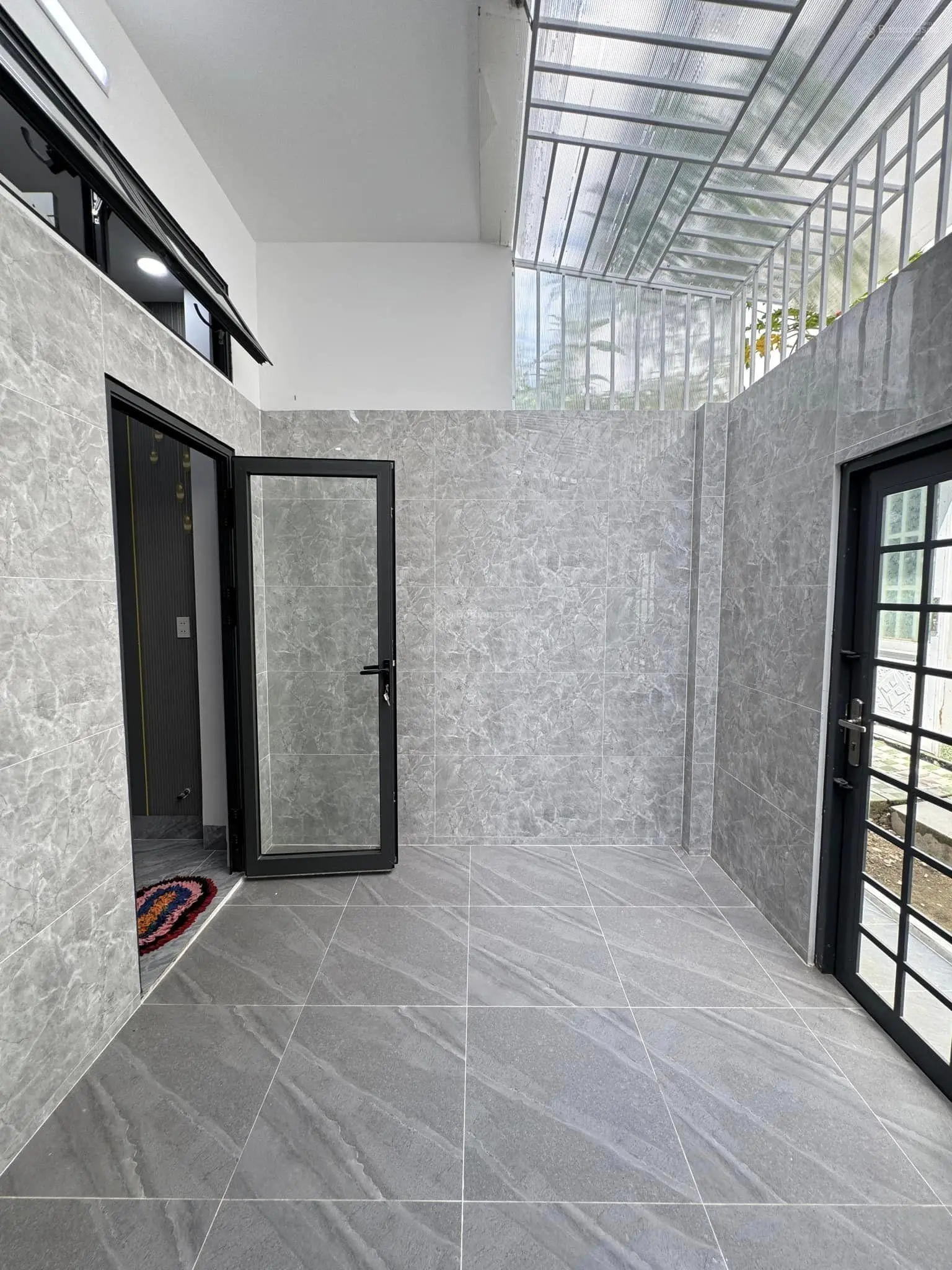 Bán nhà 1 trệt 2 lầu có 4 phòng ngủ KDC Trung tâm VH Tây Đô Cần Thơ, nội thất cao cấp