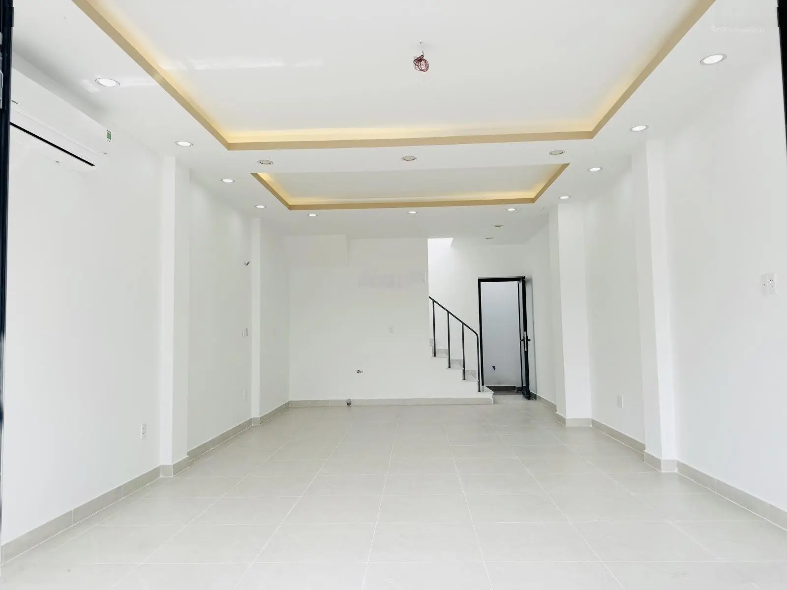 Nhà mới Hướng Đông Nam mát mẻ. Mặt tiền đường 8m có vỉa hè. Cách Nguyễn Duy Trinh chưa tới 100m