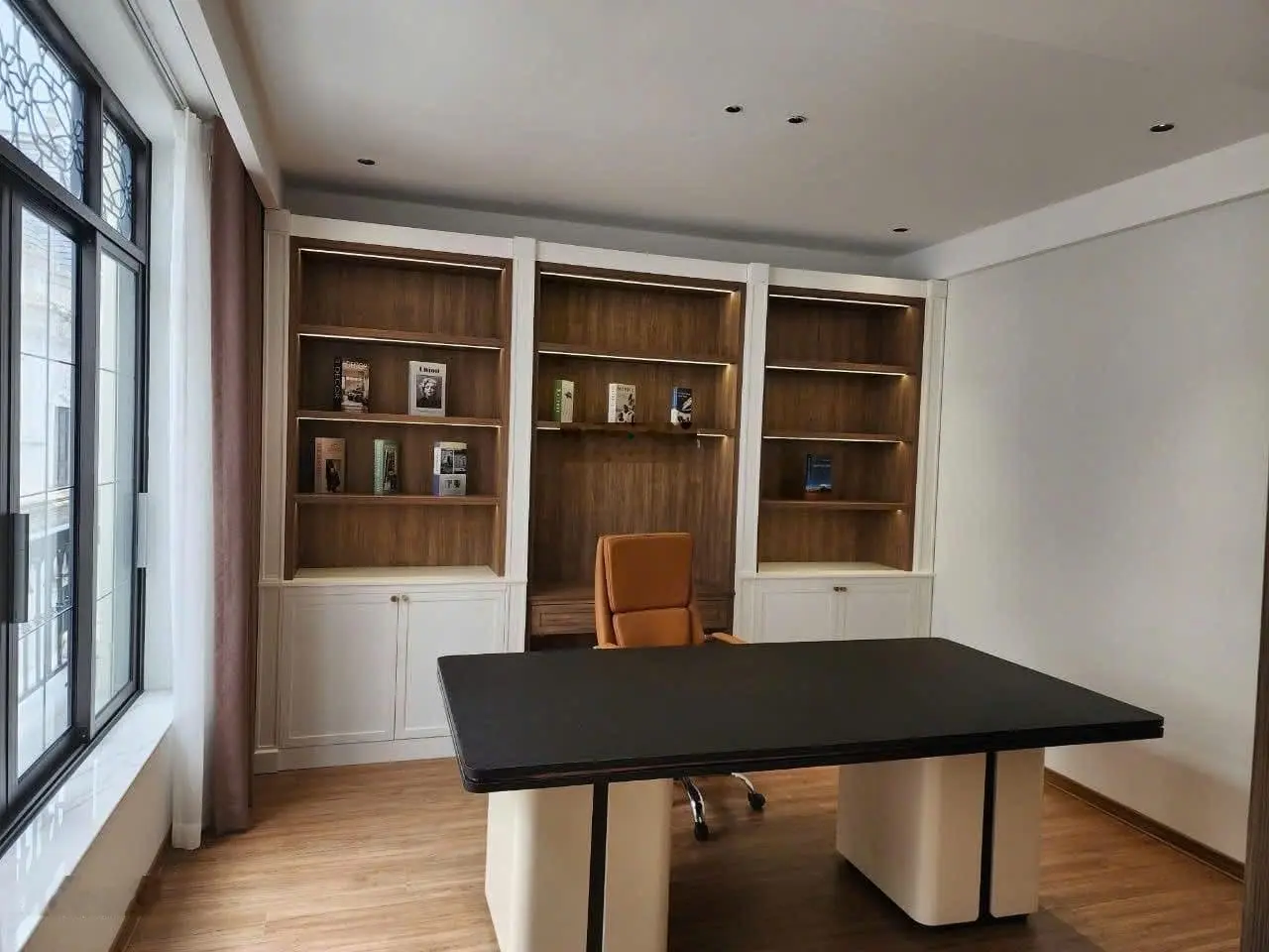 Biệt thự đẳng cấp tây hồ - thang máy - phong thủy linh khí hội tụ - giá tốt trong khu vực