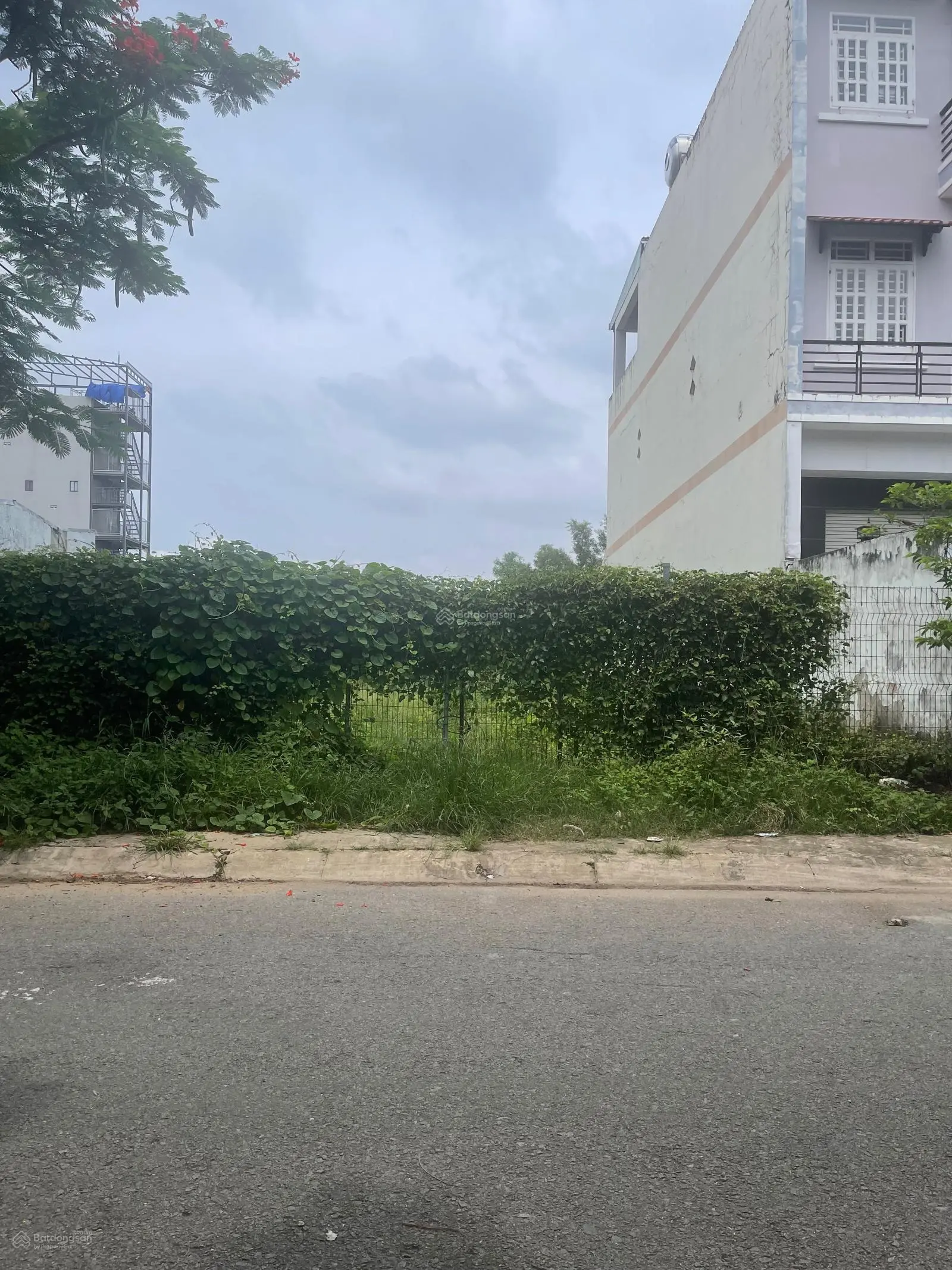 Cần bán gấp lô đất biệt thự khu B Làng Đại Học DT 300m2 sổ hồng riêng xây dựng tự do giá 63tr/m2