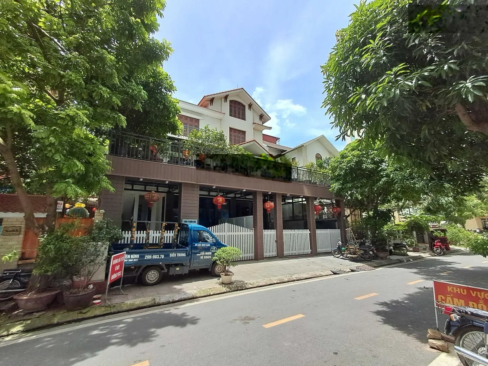 Bán biệt thự KĐT Dịch Vọng, Cầu Giấy, diện tích, 326m, 1 hầm, 4 nổi, lô góc cực thoáng sáng, giá TL
