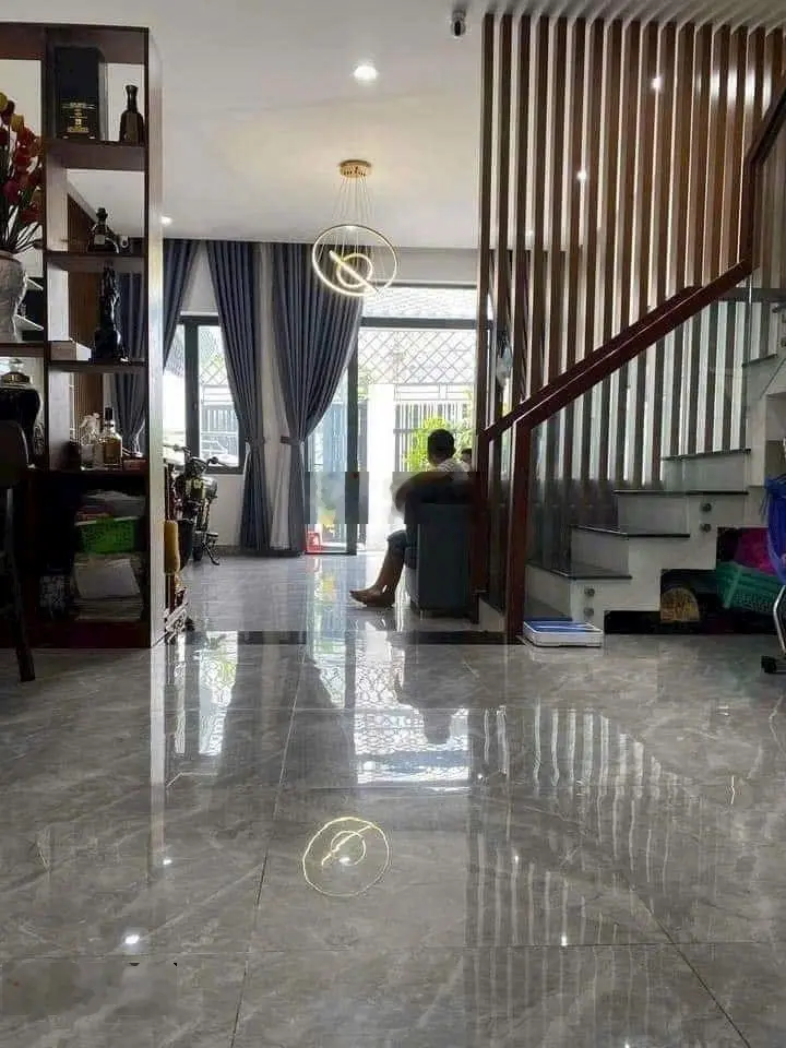 Giảm 500tr. Bán lỗ căn nhà mặt tiền kinh doanh. Nhà mới full nội thất. Đường 8m