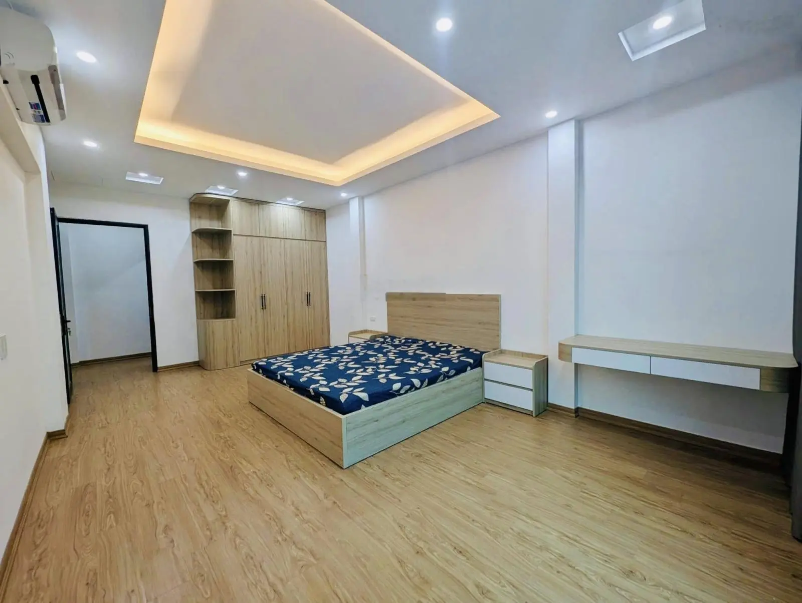 6.9 tỷ - 30m2 - lô góc 2 thoáng mặt tiền rộng - Lạc Trung - gần phố - HBT