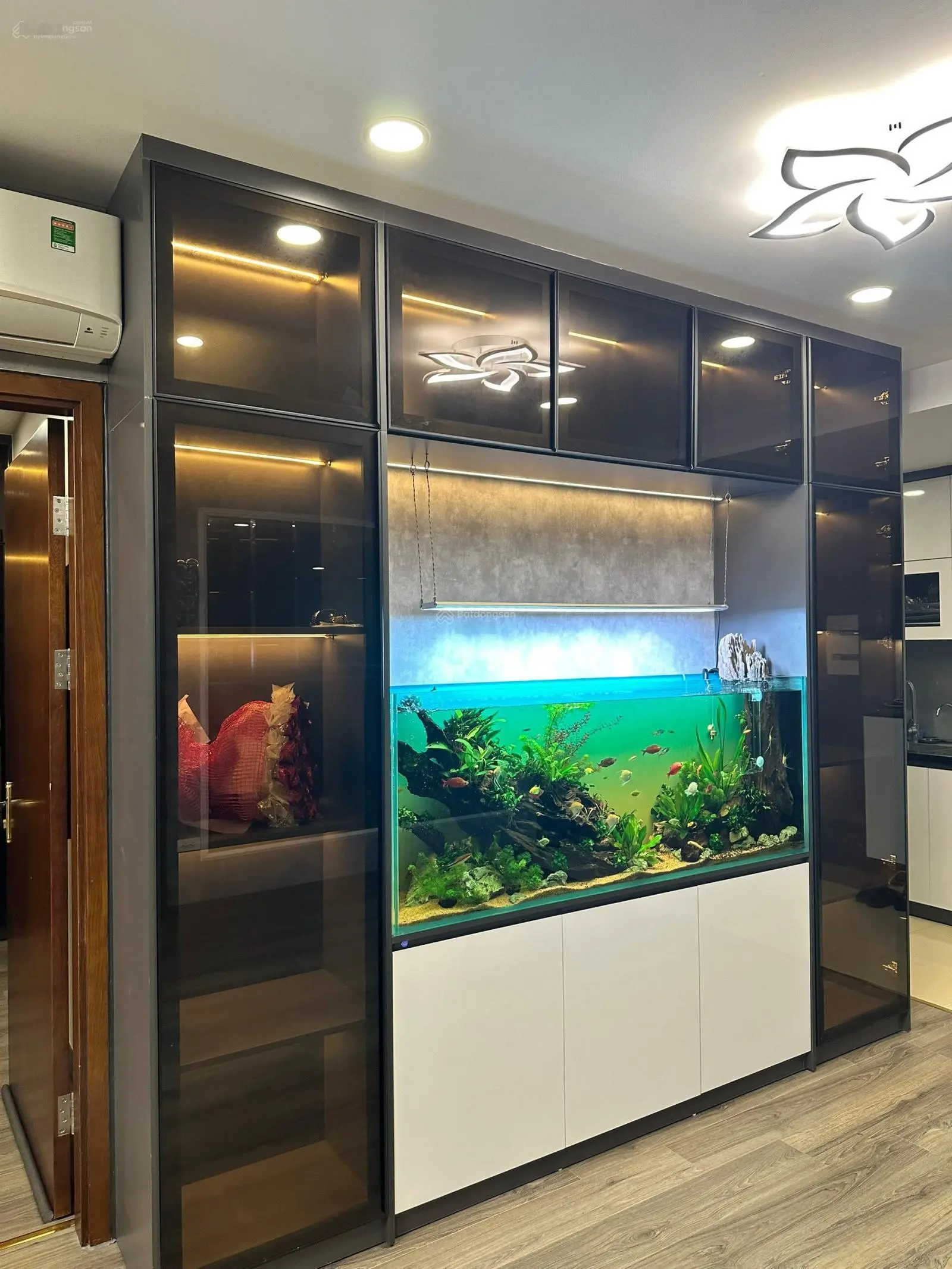 Chính chủ cần bán căn 2 ngủ Imperia Garden, diện tích 75 m2, giá nét 5,5 tỷ, sẵn sổ full nội thất