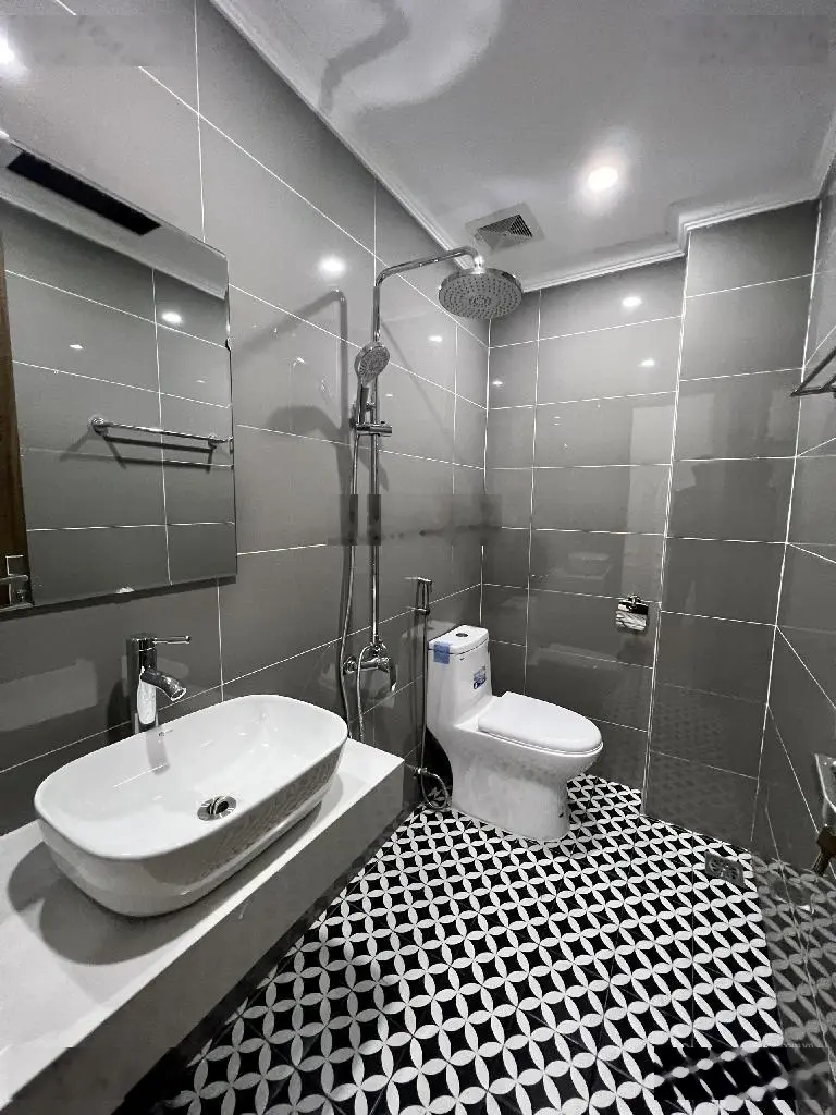 Chính chủ gửi bán. Căn nhà tại Linh Đường. Hoàng Mai view hồ Linh Đàm. cách BX Nước Ngầm 100m. 5tỉ