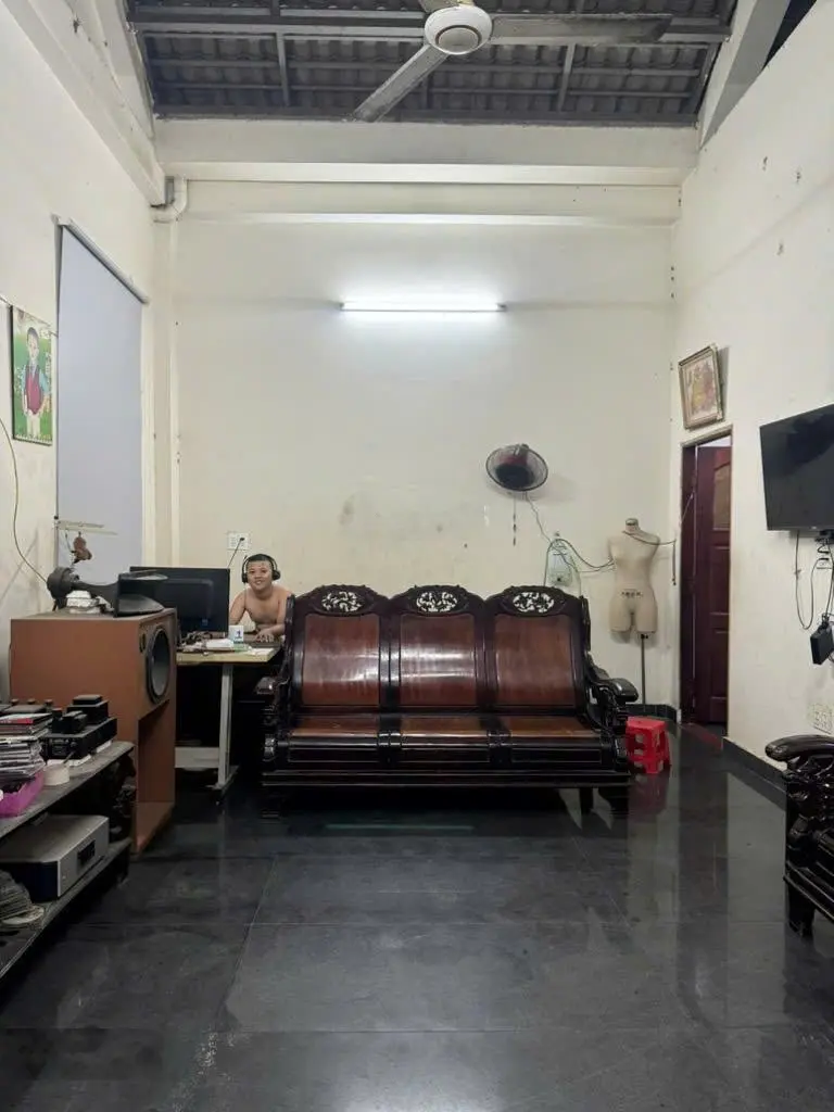 Nhà ngon kiểu biệt thự 135m2 (10x13,5m). Đường nhựa 5m, sân đậu 2 XH. Sổ hồng, không QH. Chỉ 6,6 tỷ