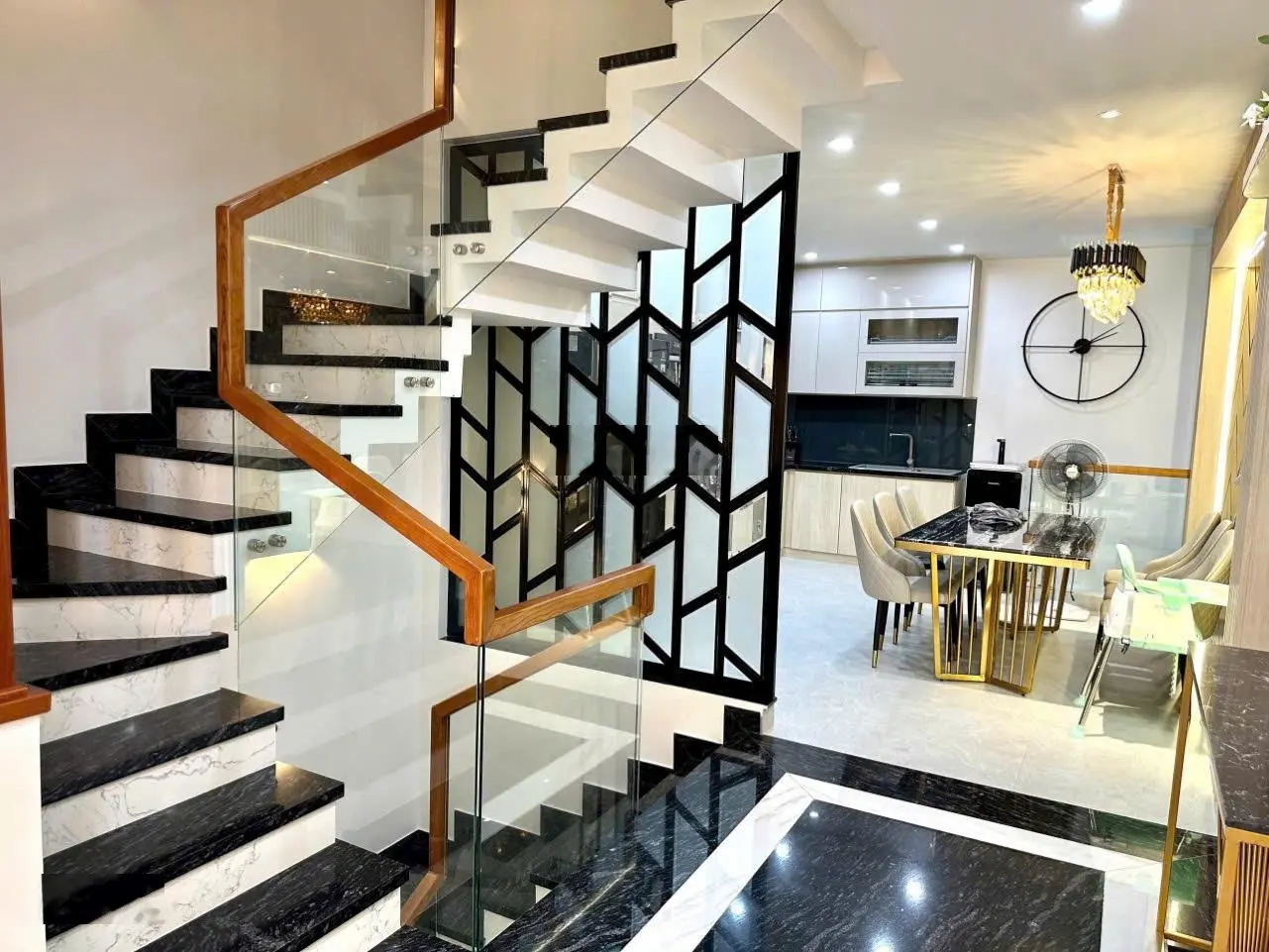 Sở hữu ngay nhà 3 tầng sân thượng đẹp - đường Nguyễn Thượng Hiền - 4x14m - giá 13.8 tỷ