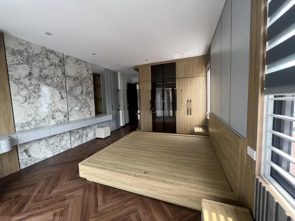 Bán nhà lô góc mới 7 tầng thang máy, gara ô tô full nội thất ở Thạch Bàn, nhà đẹp, gần công viên.