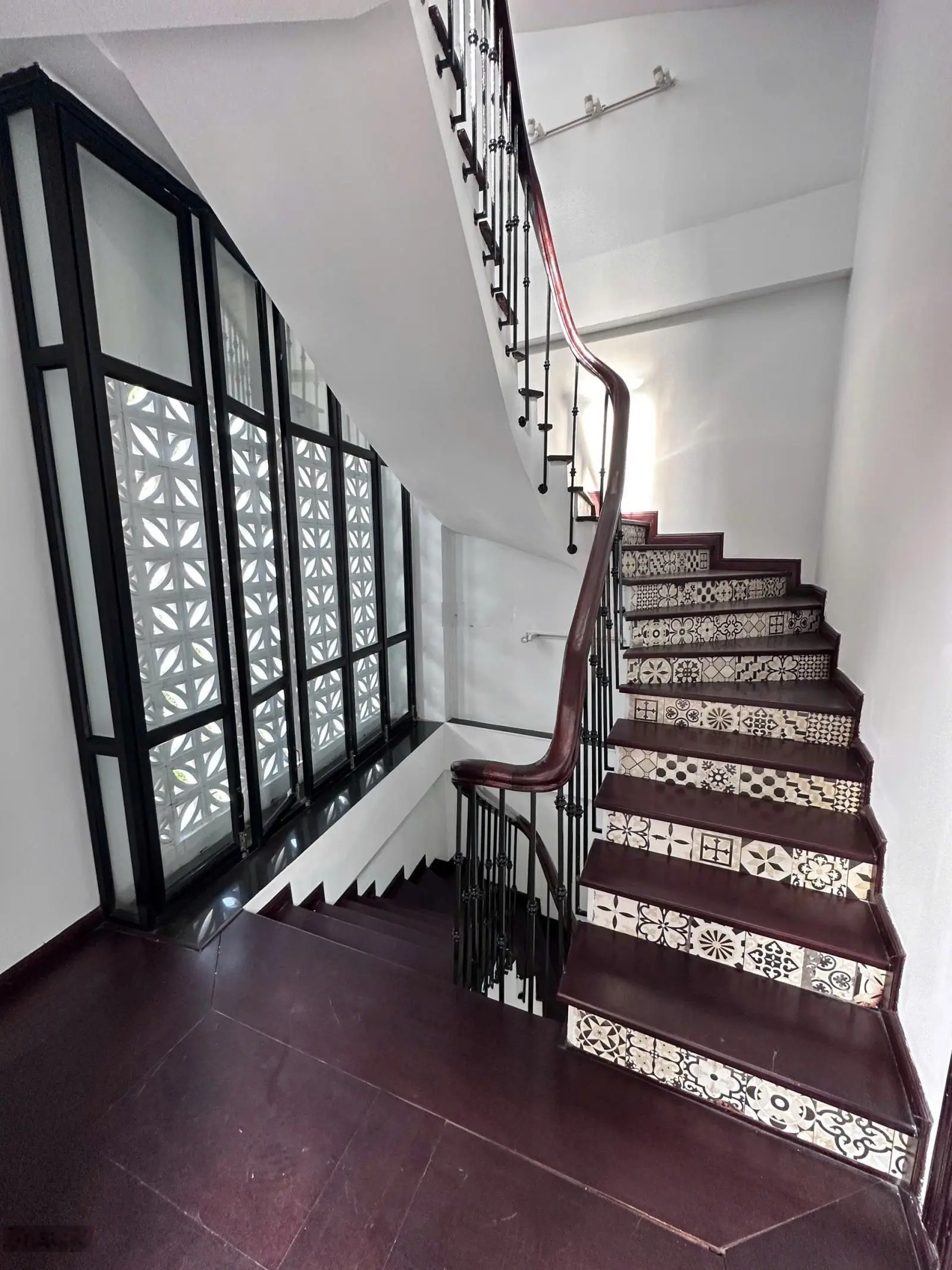 Bán nhà phân lô hai mặt tiền, gần ô tô, phố Phạm Văn Đồng. Ngõ rộng 2m
