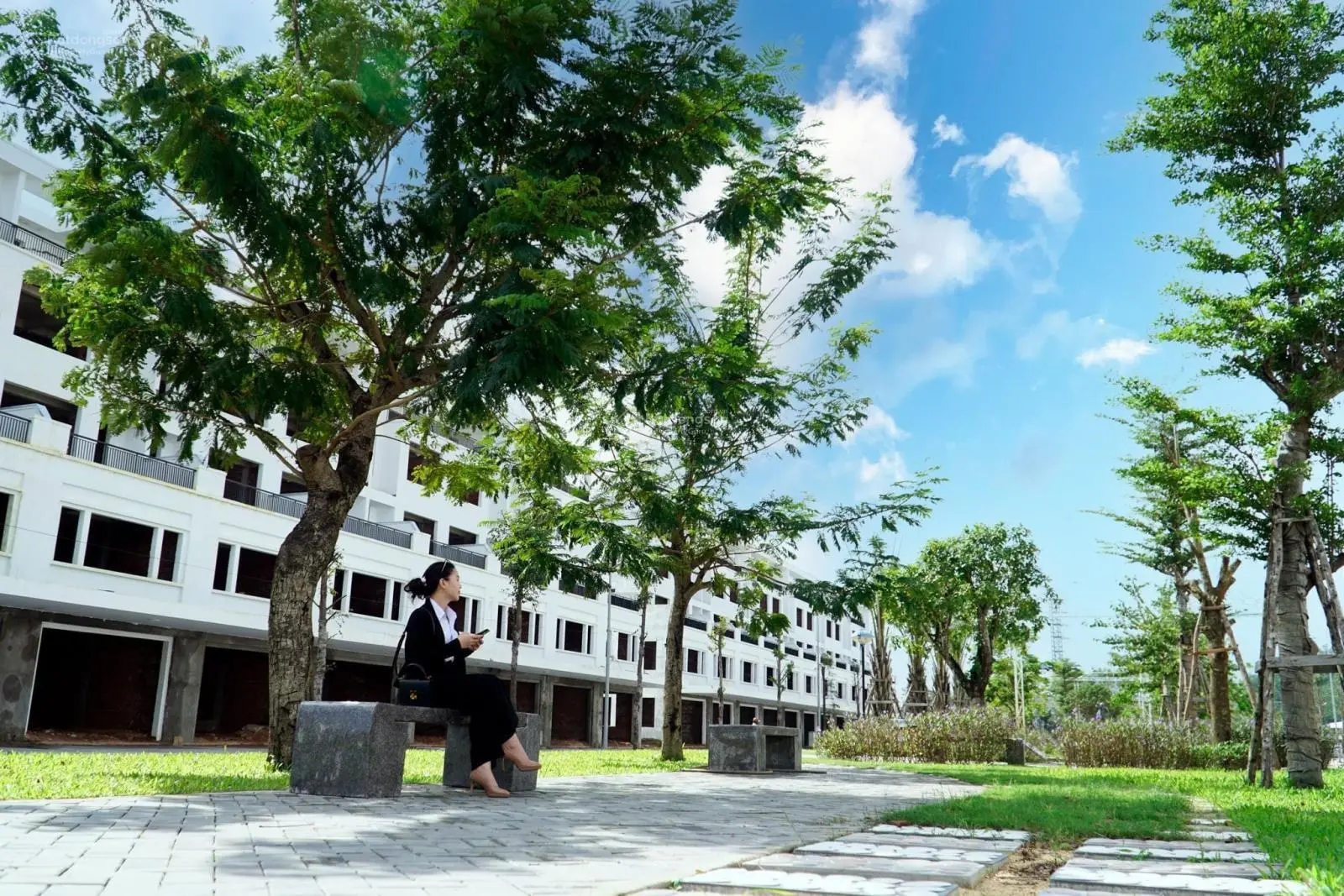 Chính chủ bán lô đôi đối diện công viên, sổ sẵn, hướng tây, nam đường 17,5m